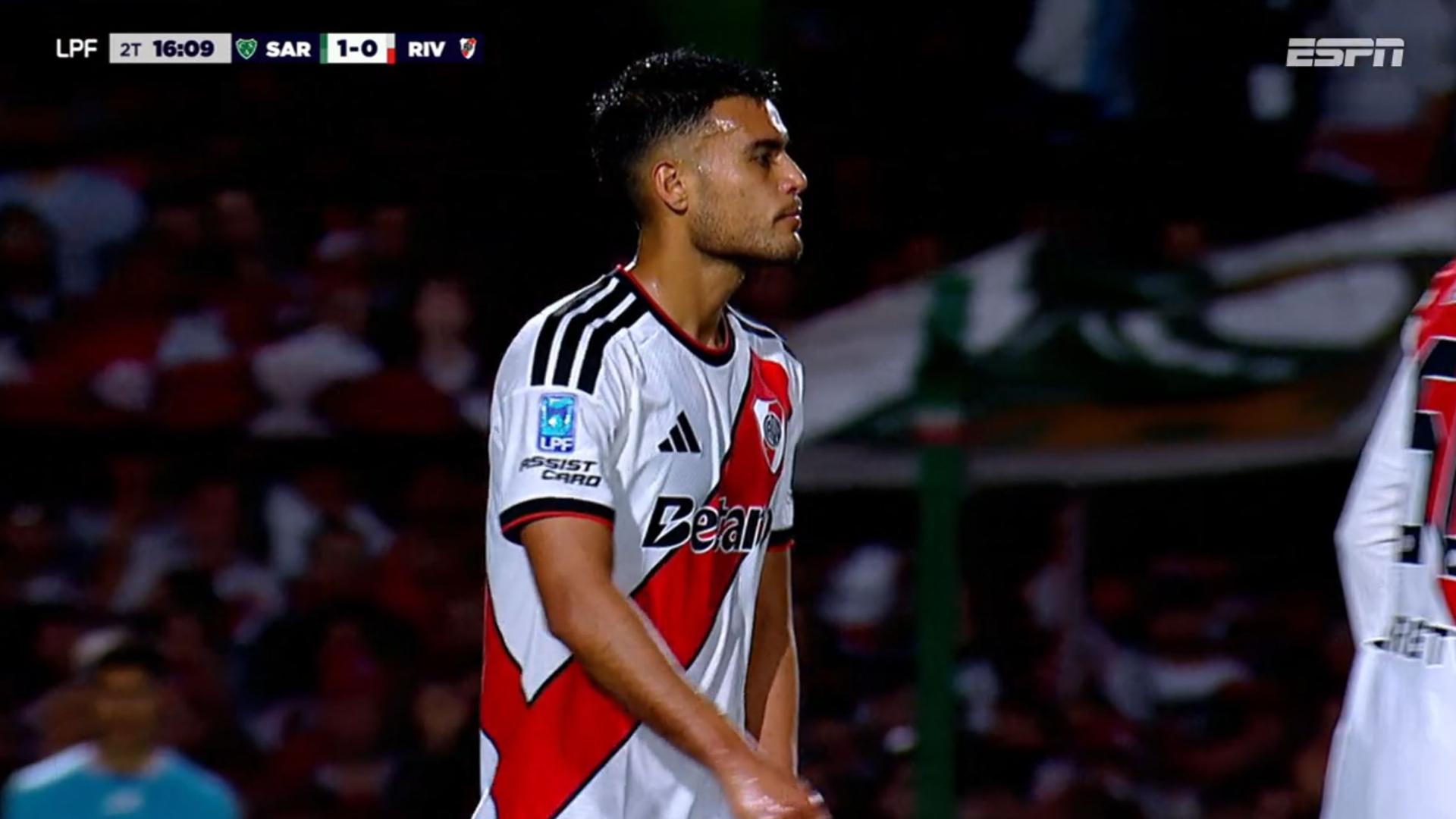 Não valeu! Ex-Corinthians, Fausto Vera põe a mão na bola antes do gol do River Plate contra o Sarmiento; VEJA