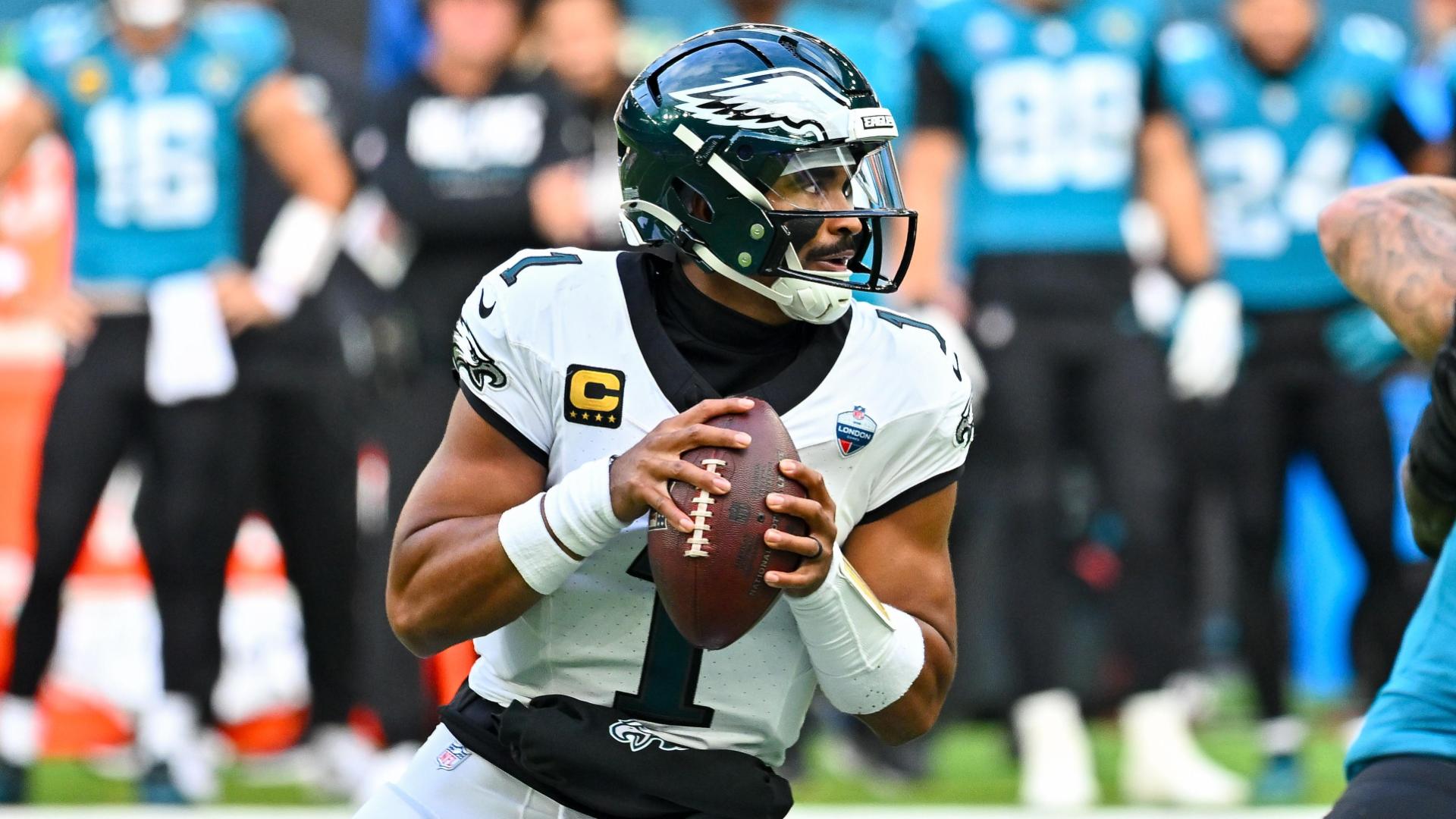 Who’s the better fantasy QB in Week 6: Hurts or Rodgers?