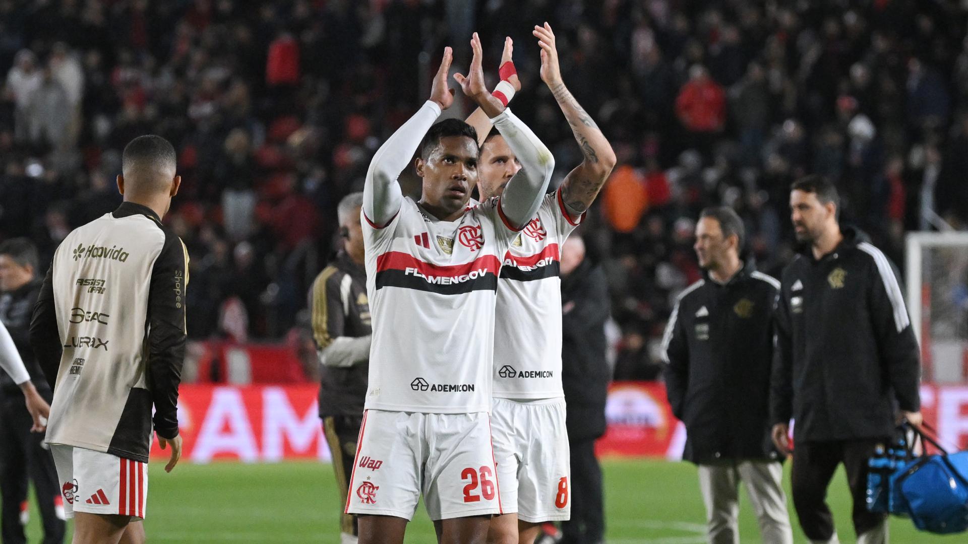Alex Sandro faz 'defesaça', salva o Flamengo e evita o gol do Estudiantes; VEJA