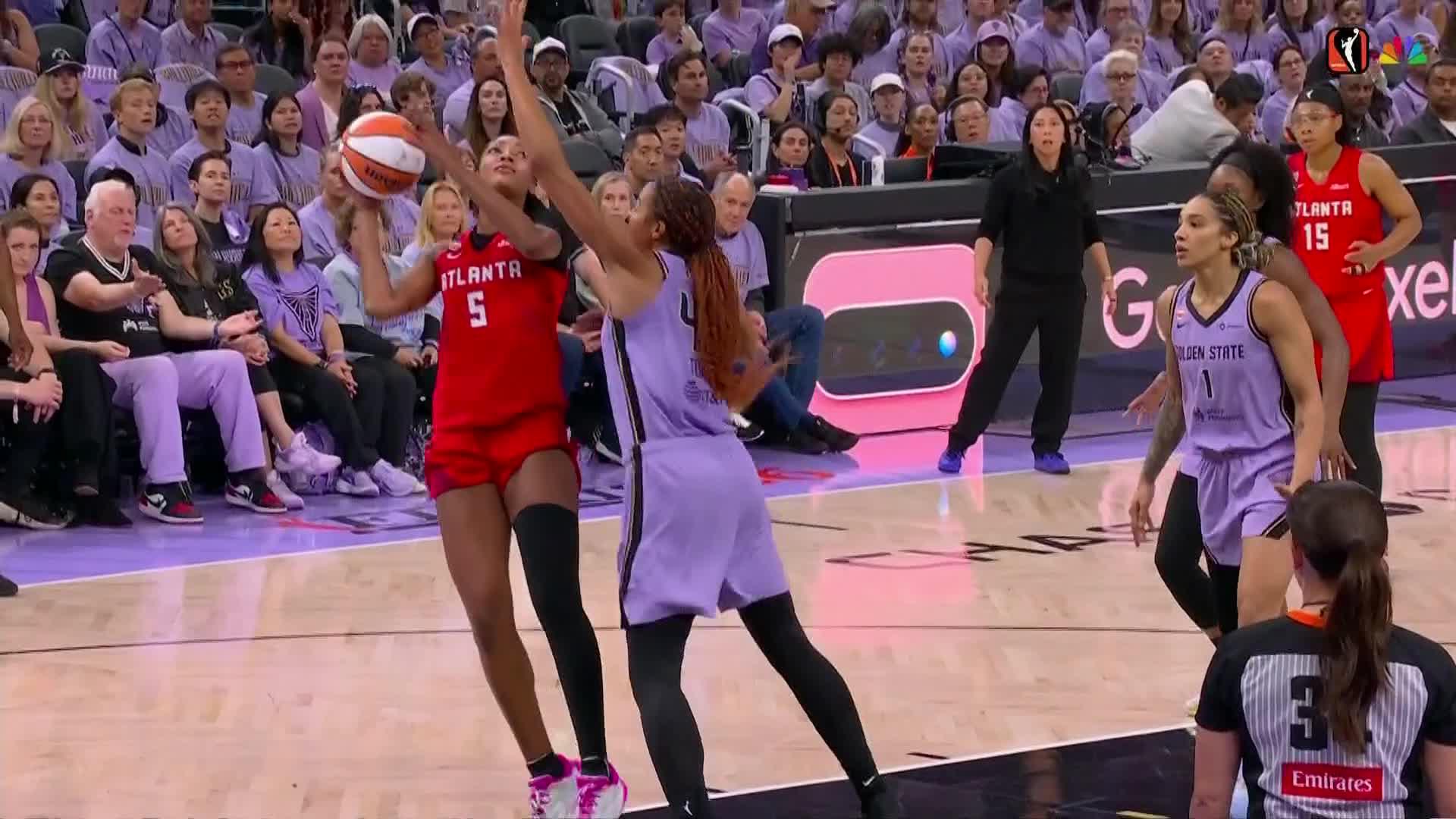 ¡Aquí no! Manotazo de Kiah Stokes evita el doble de Atlanta