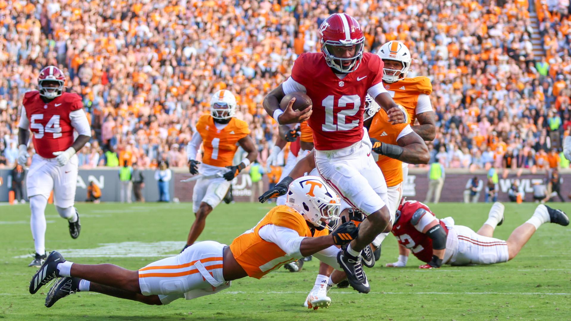 Keelon Russell anota el primer touchdown del partido para Alabama.