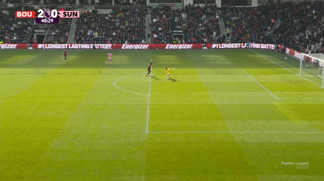 Gol do Bournemouth! Evanilson! Brasileiro dribla o goleiro e amplia contra o Sunderland