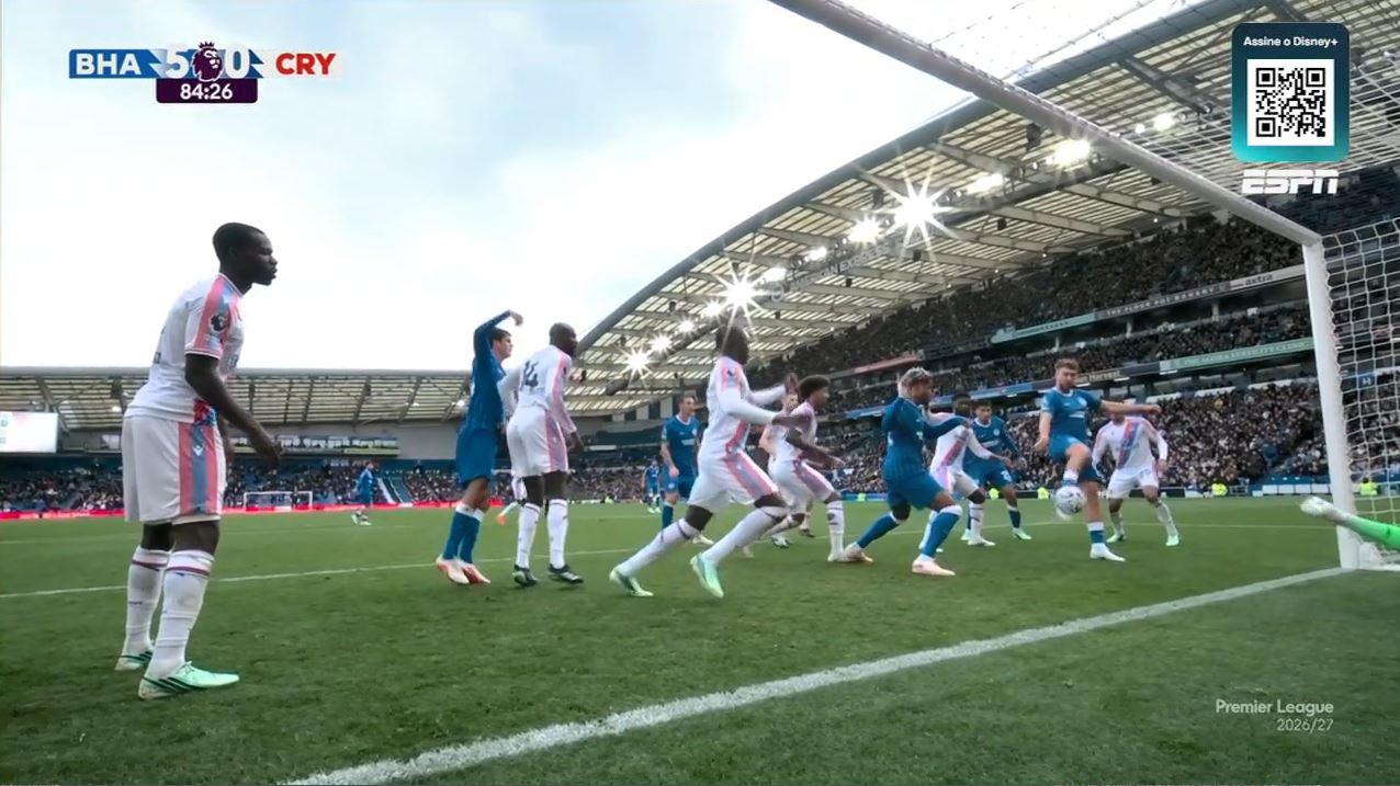 Quinto gol do Brighton! Vuskovic cabeceia, goleiro espalma em cima de Hinshelwood, que só chuta e amplia contra o Palace