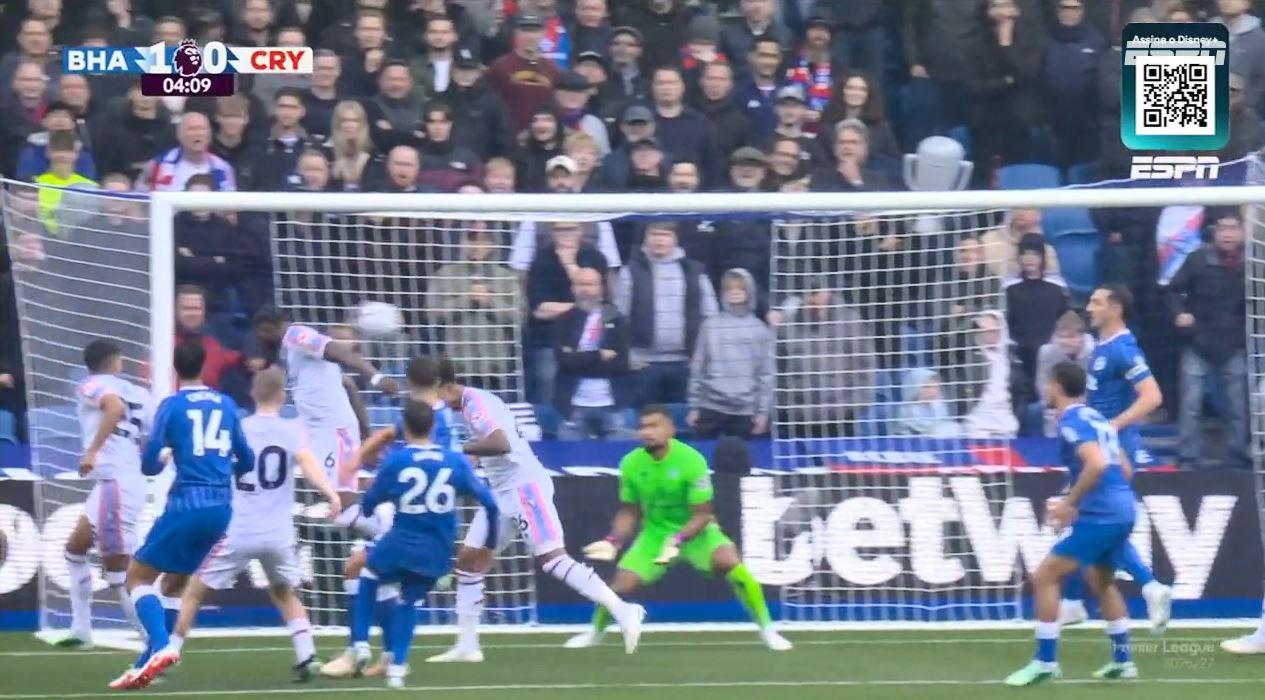 Gol do Brighton! Zagueiro do Palace cabeceia, marca contra e abre o placar adversário; VEJA