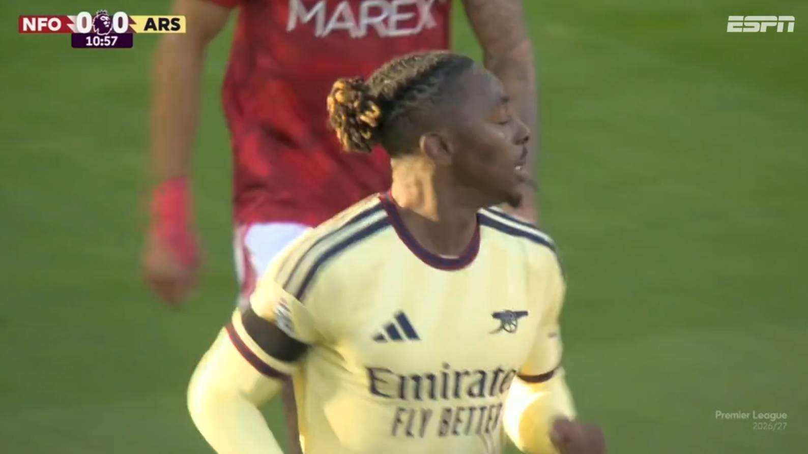 Ataque do Arsenal é frustrado! Eze perde a bola para defensores do Forest no início do 1º tempo