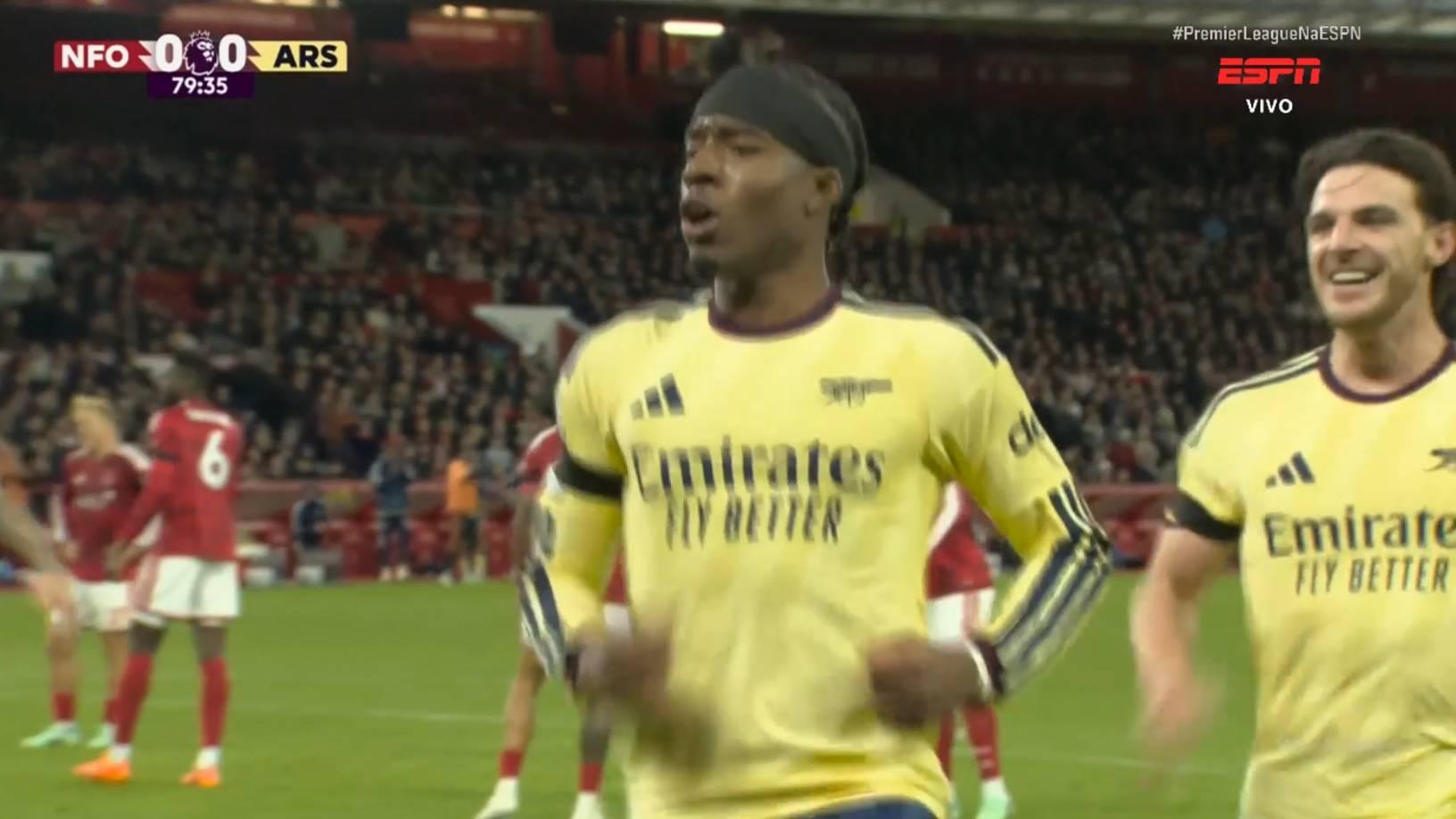 Gol do Arsenal! Madueke finaliza de longe, conta com desvio e desbloqueia defesa do Nottingham Forest