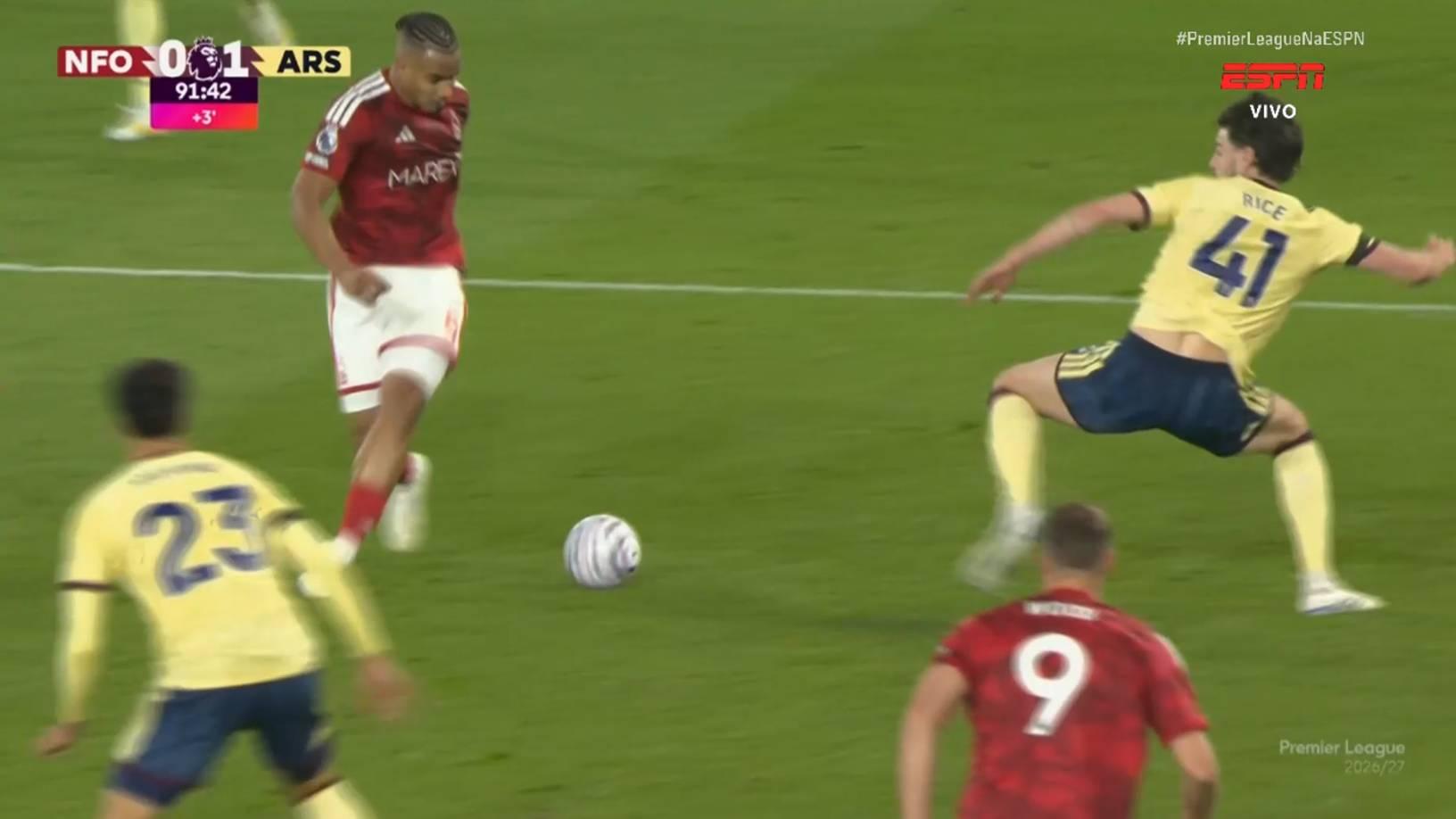 Murillo faz jogada espetacular, entorta Declan Rice e quase um golaço para Forest contra o Arsenal Premier League
