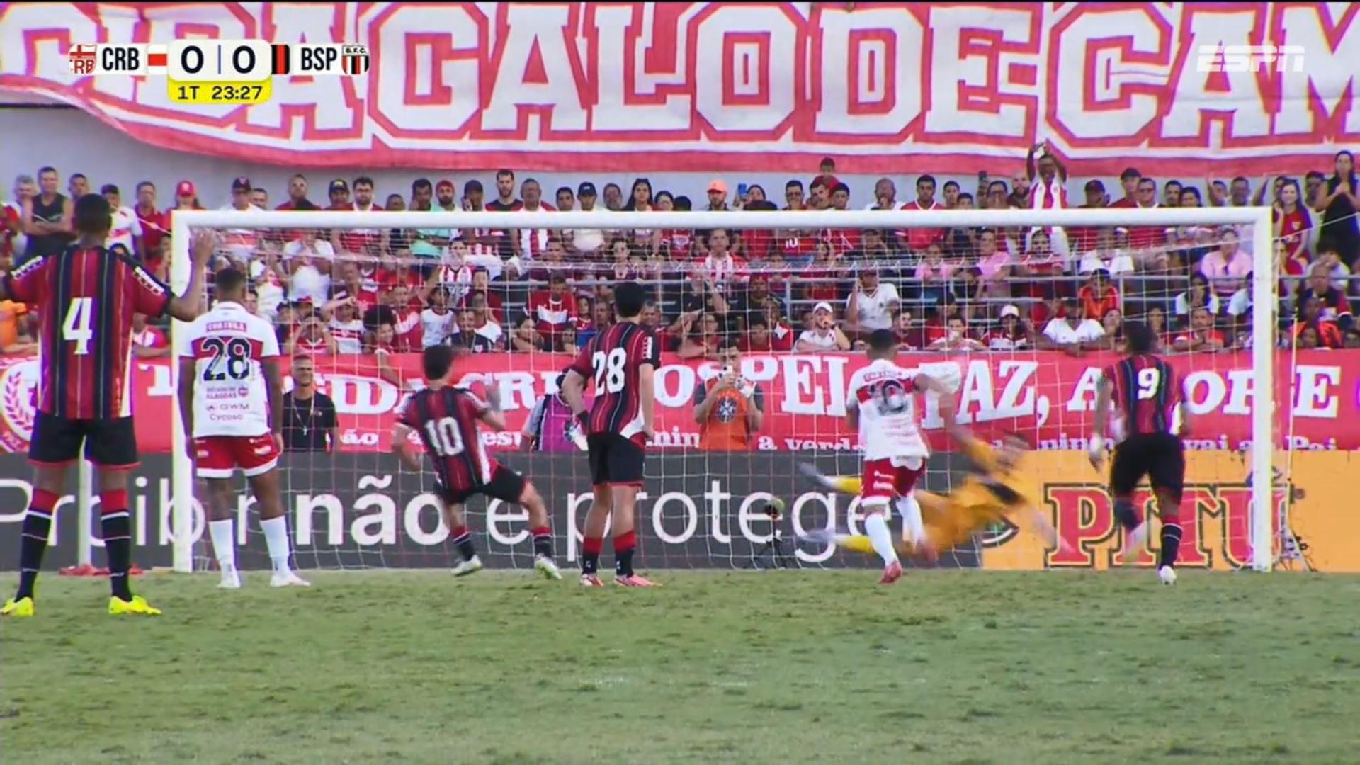 Defendeu o goleiro do CRB! Vitor Caetano salta muito bem e vai inteiro no pênalti de Rafael Gava