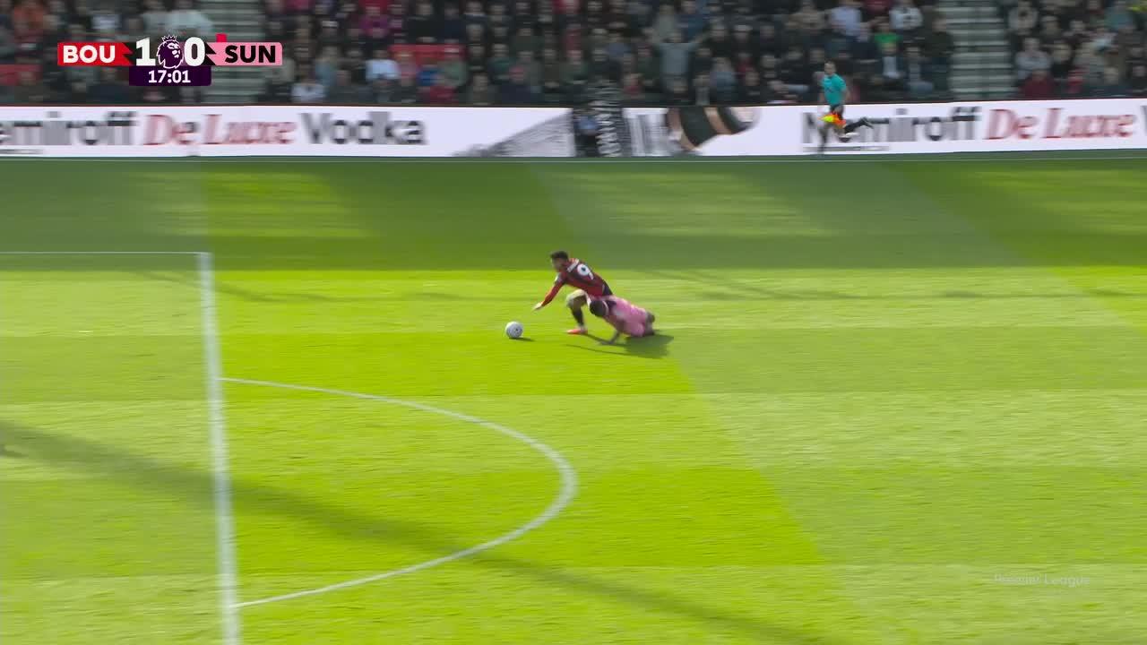 Insólito error de Kevin Danso y roja para el Sunderland