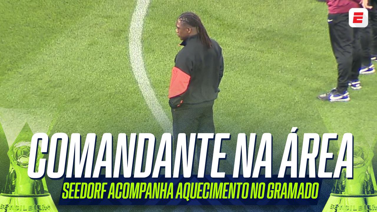 Seedorf na área! Novo comandante do Corinthians acompanha aquecimento no gramado antes de duelo contra o Vitória