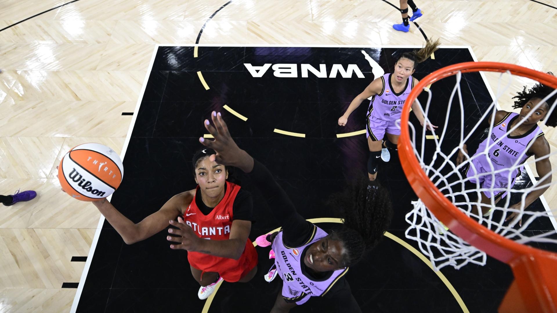 Angel Reese convierte en espectáculo el pase largo de Jordin Canada