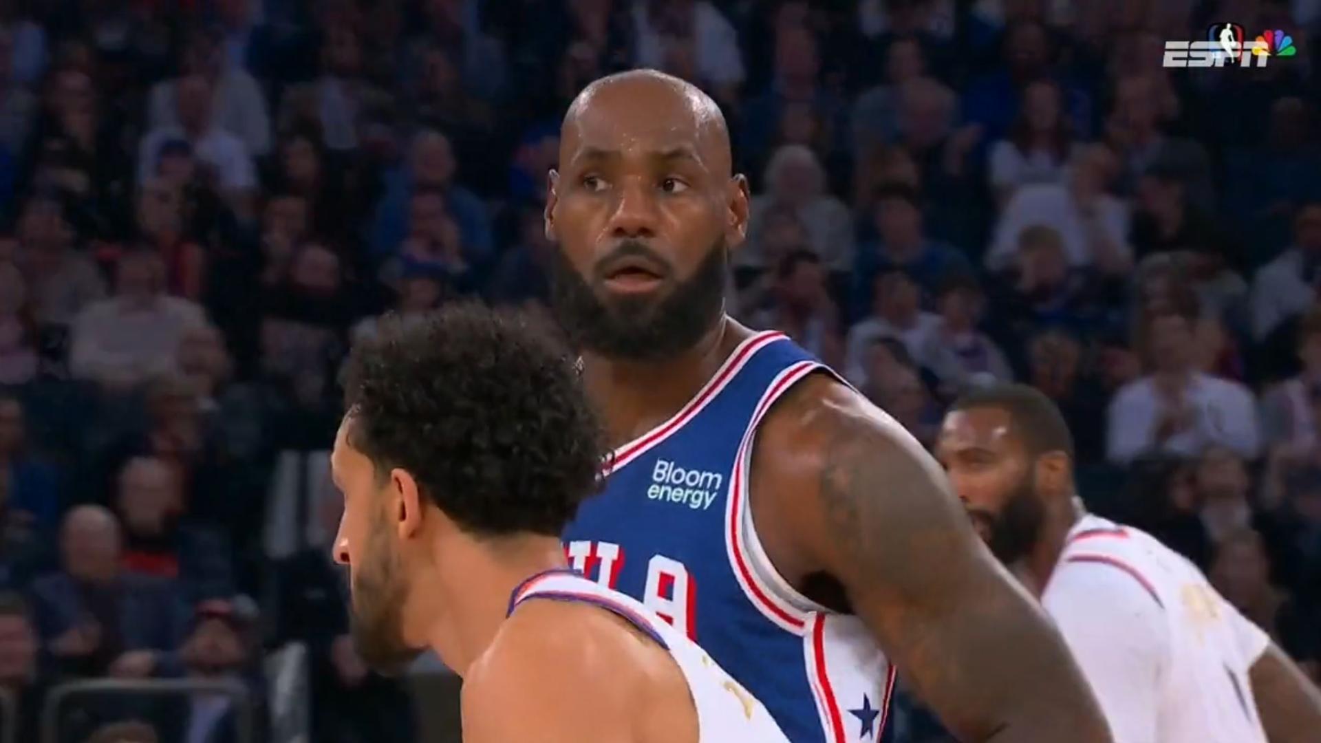 A primeira de LeBron James! 'King' gira pra cima de Shamet e faz bandeja tranquila; VEJA