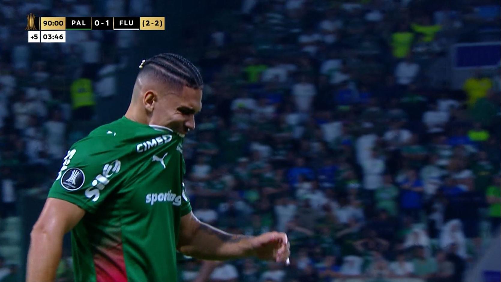 Preocupa? Paulinho sofre entrada forte e termina a semifinal mancando; VEJA o lance