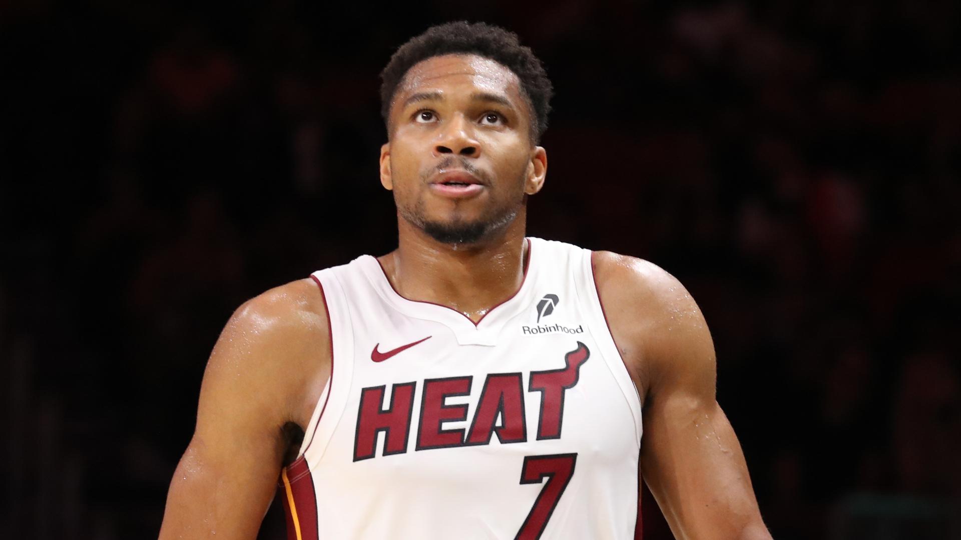 Começou com tudo! Antetokounmpo pontua logo no primeiro lance para o Heat; VEJA
