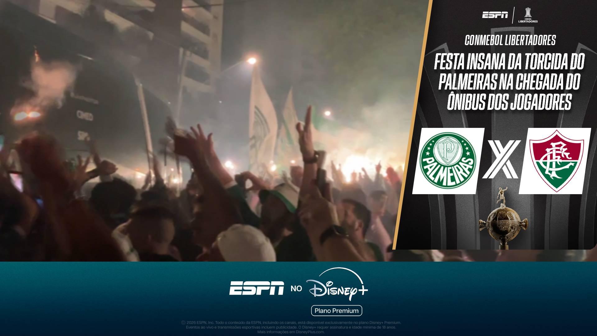 Festa incrível da torcida do Palmeiras na chegada do ônibus para a semifinal contra o Fluminense na Libertadores