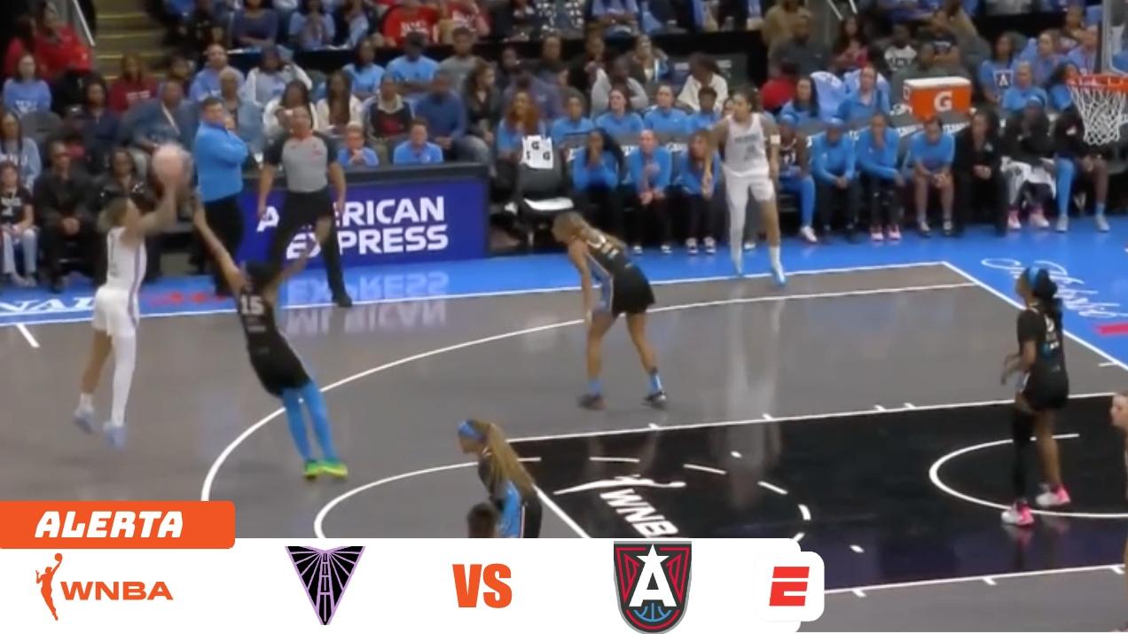 Gabby Williams encesta un triple