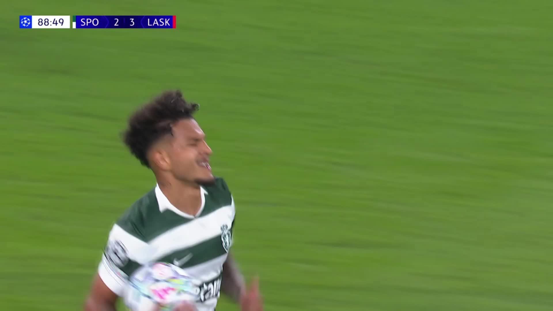 Luis Suárez desparramó al arquero y selló su doblete ante Lask Linz
