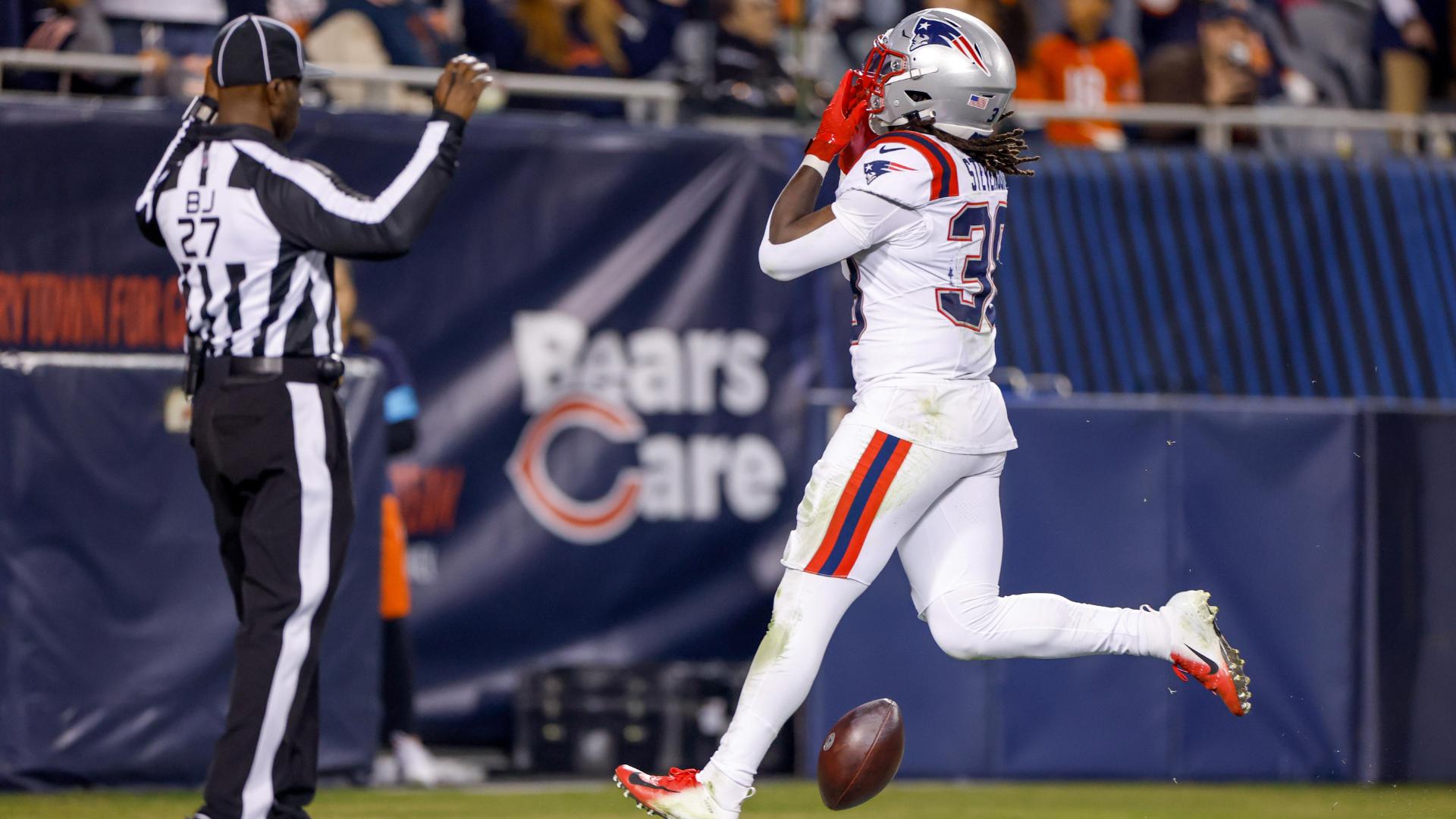 Caleb Williams throws 2 TD passes as the Bears beat Drake Maye and the Patriots 30-24