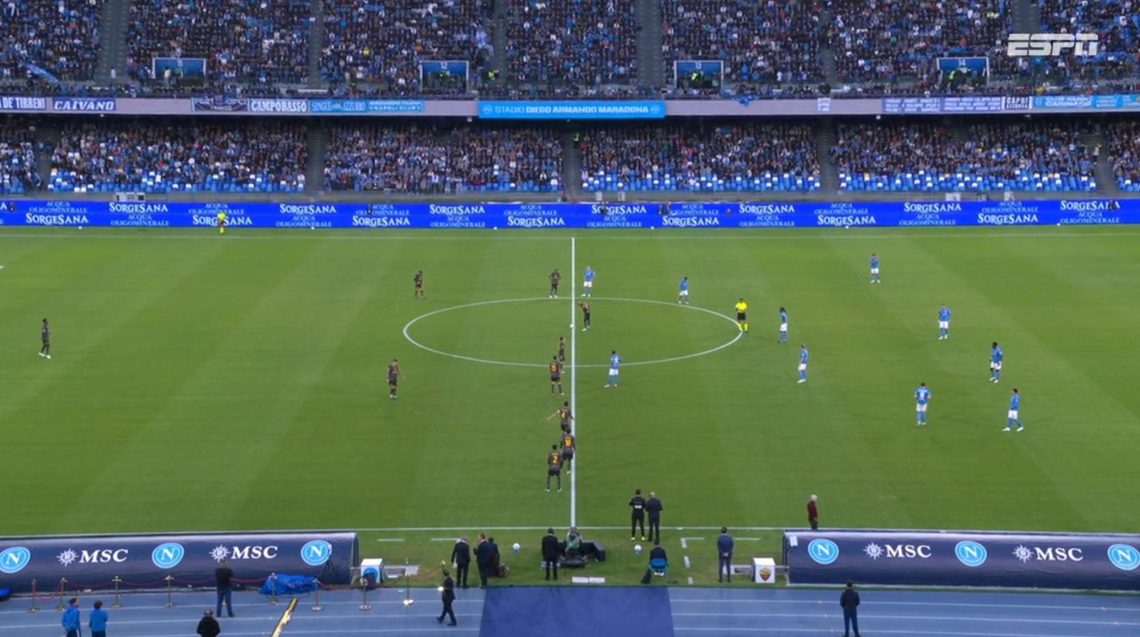 Começa o jogo! Napoli e Roma se enfrentam no estádio Diego Armando Maradona pela 8ª rodada do Campeonato Italiano; VEJA