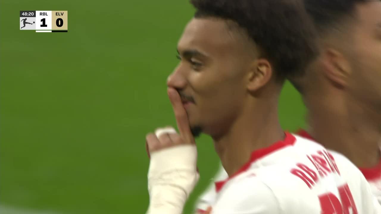 Excelente jugada de Nusa para que Gomis marque el 1-0 para Leipzig