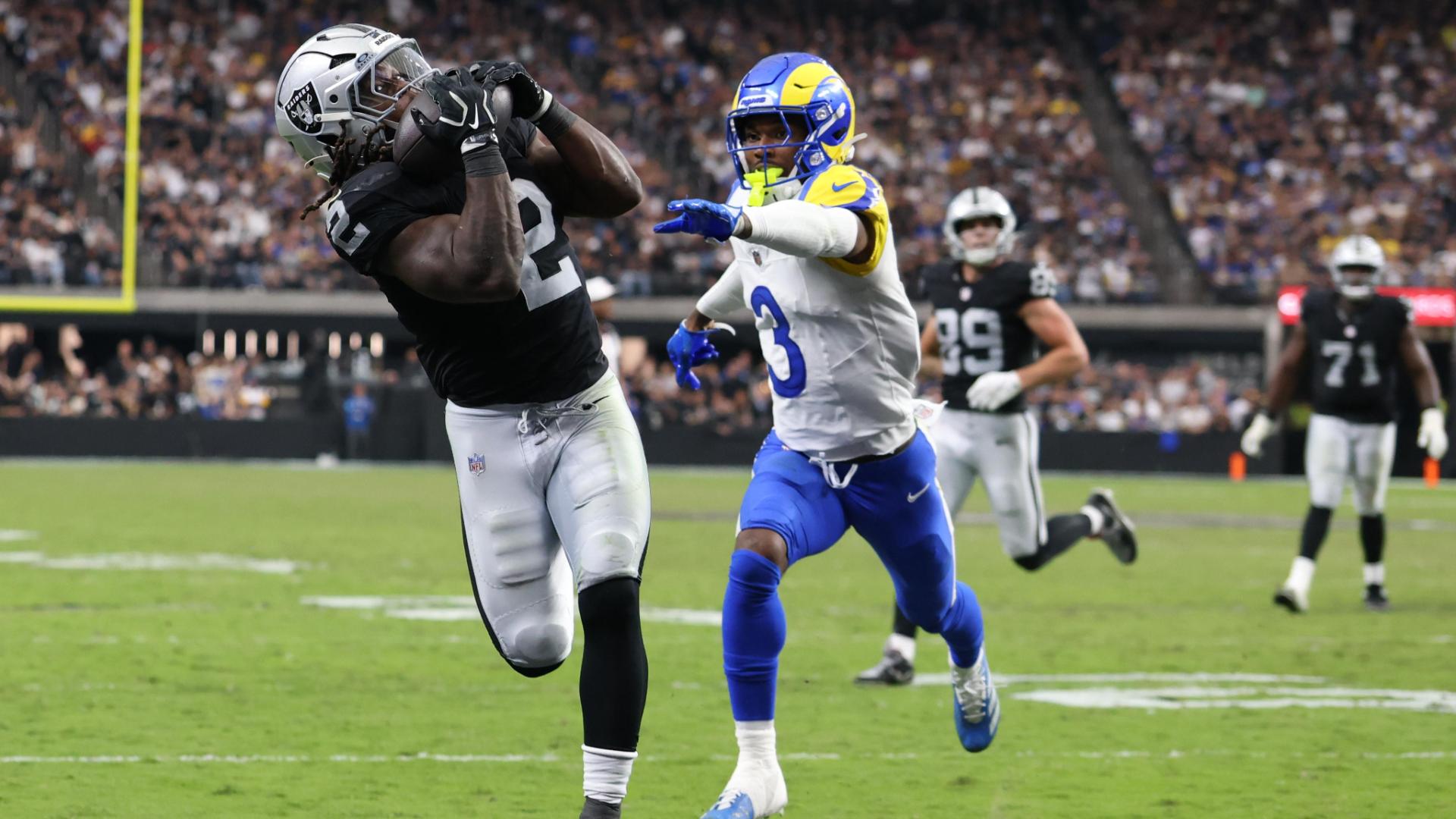 Matthew Stafford sets Rams TD pass record as Los Angeles rolls past Raiders 35-21