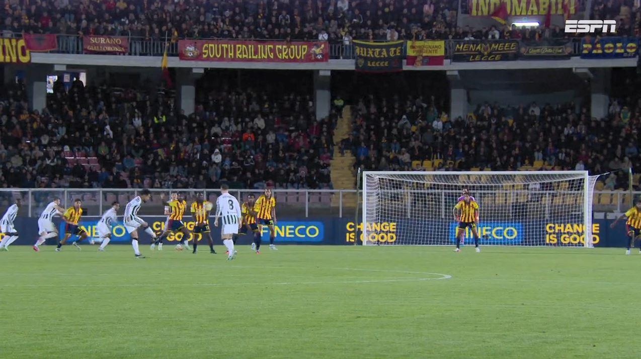 Gol da Juventus! Douglas Luiz cobra, McKennie chuta na cara do gol e abre o placar contra o Lecce