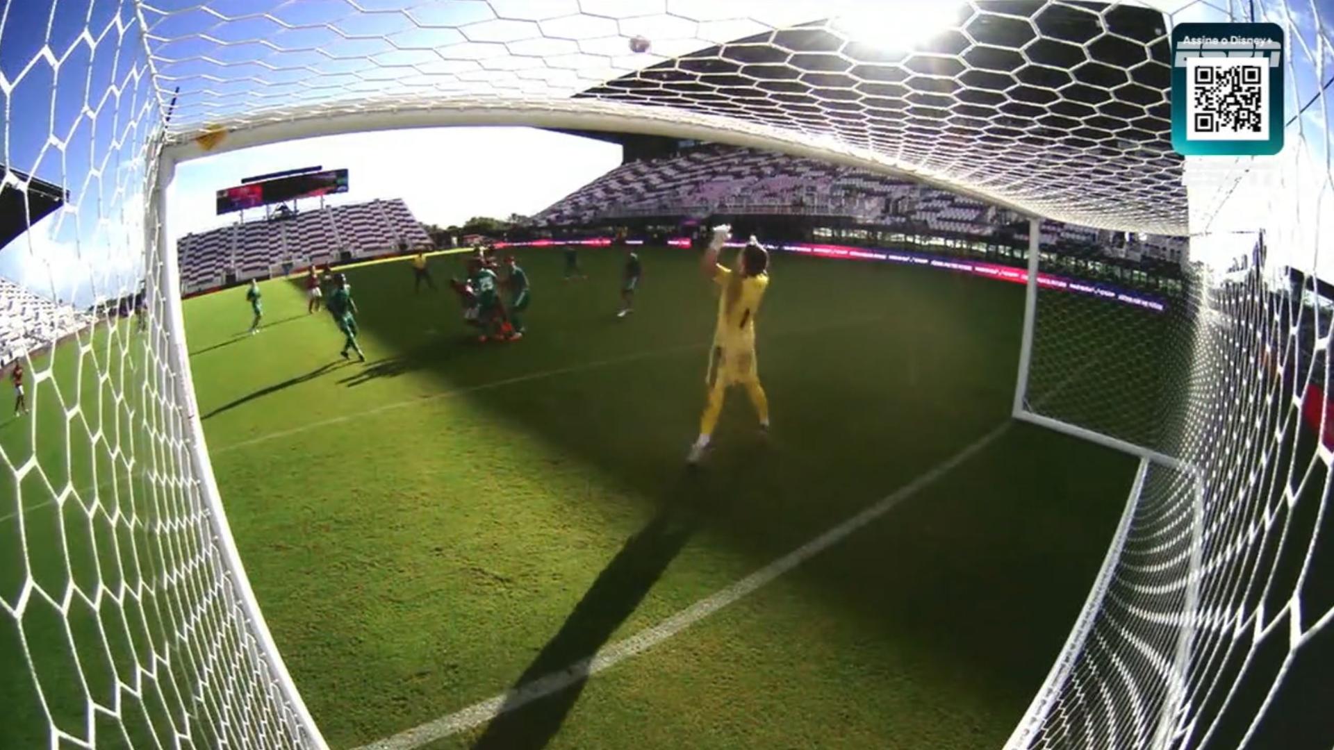 A primeira do Flamengo! Lauender cruza para Jean, que cabeceia por cima do gol; VEJA