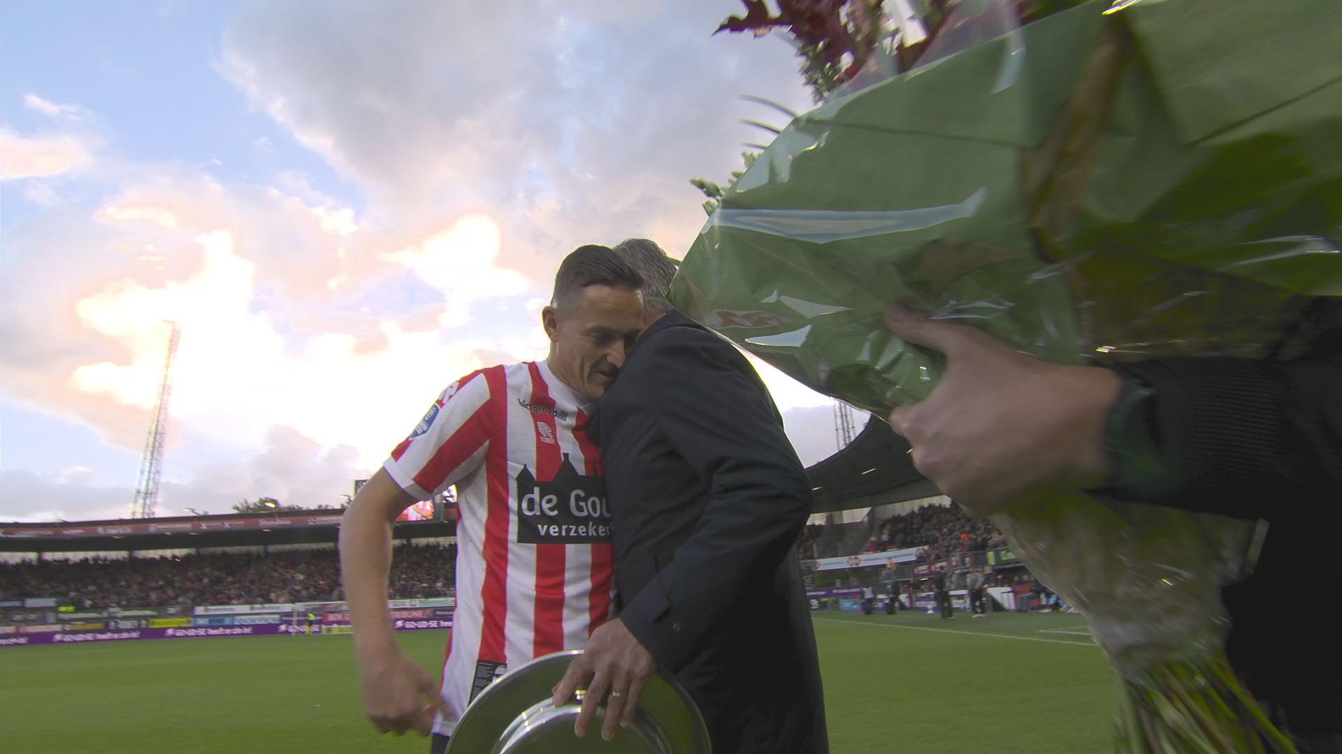 Toornstra krijgt schaal overhandigd na 500 duels in de Eredivisie.
