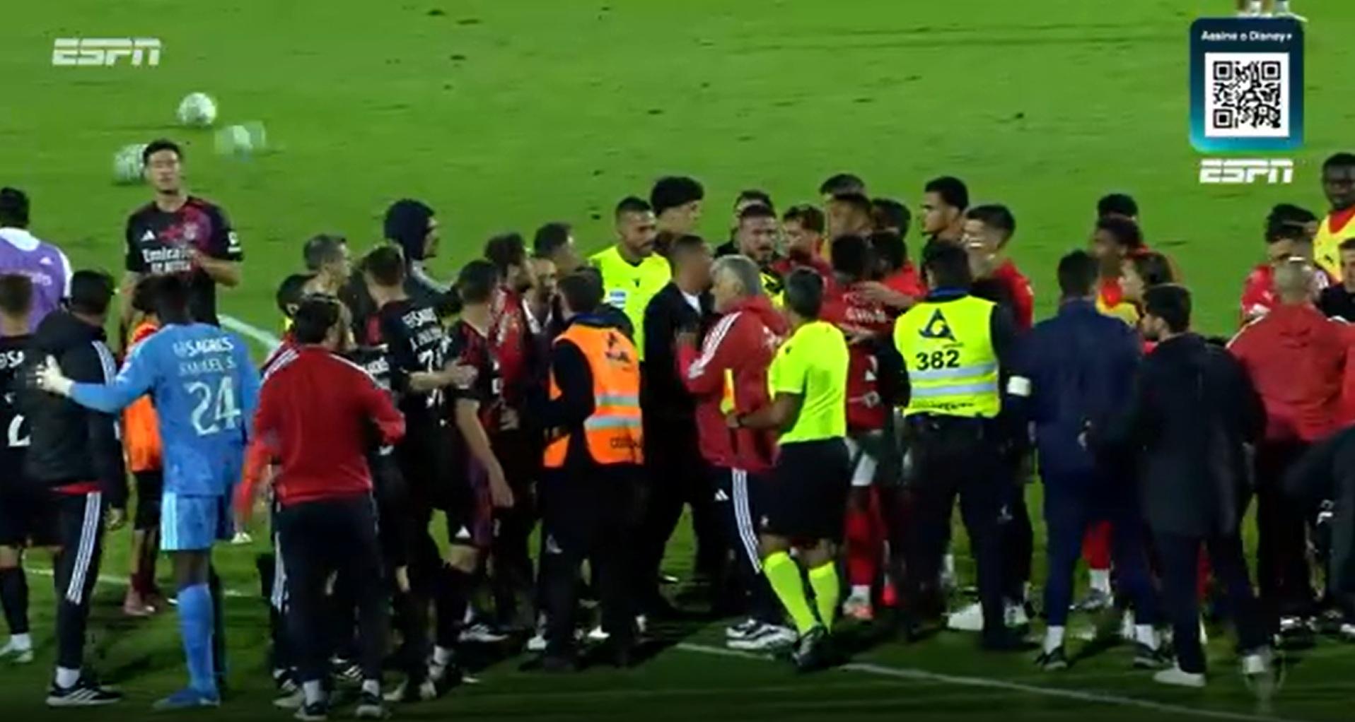 Jogo do Benfica termina em confusão generalizada, e árbitro distribui 3 cartões vermelhos após o apito final; VEJA