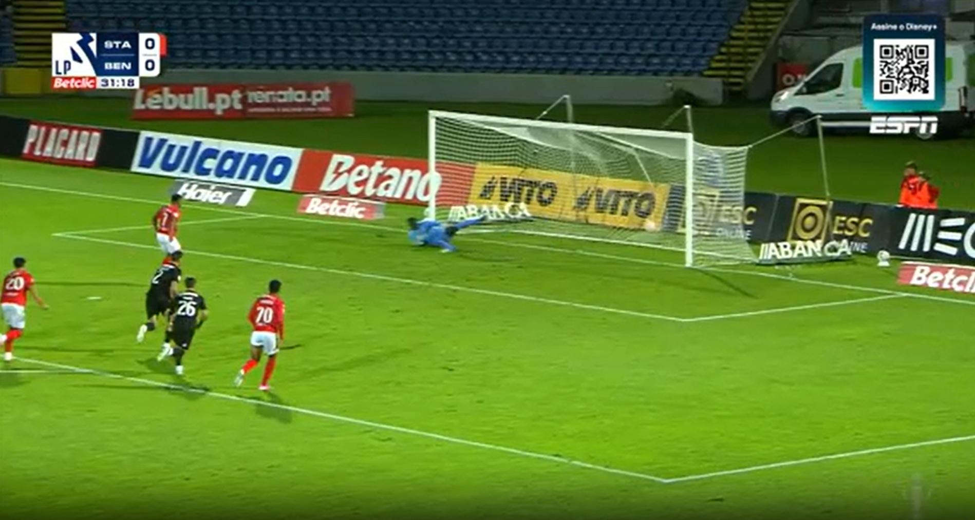 Gol Brasileiro! Luis Fernando abre o placar, de pênalti, para o Santa Clara contra o Benfica; VEJA
