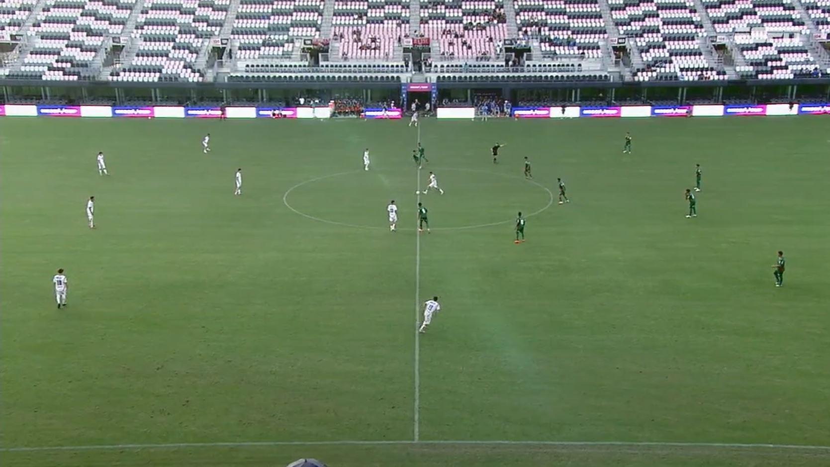 Rola a bola! Palmeiras e Newell's Old Boys se enfrentam pela segunda rodada da Messi Cup