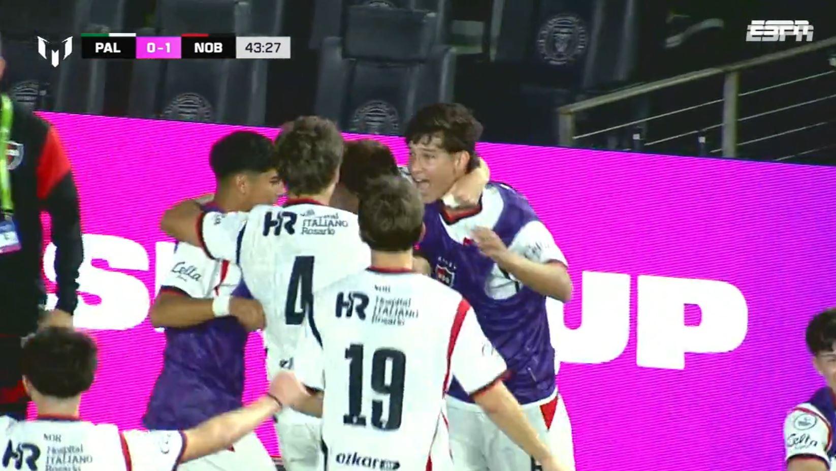 Gol do Newell's! Godoy cobra falta cruzada, mas a bola passa pelo goleiro e entra; VEJA