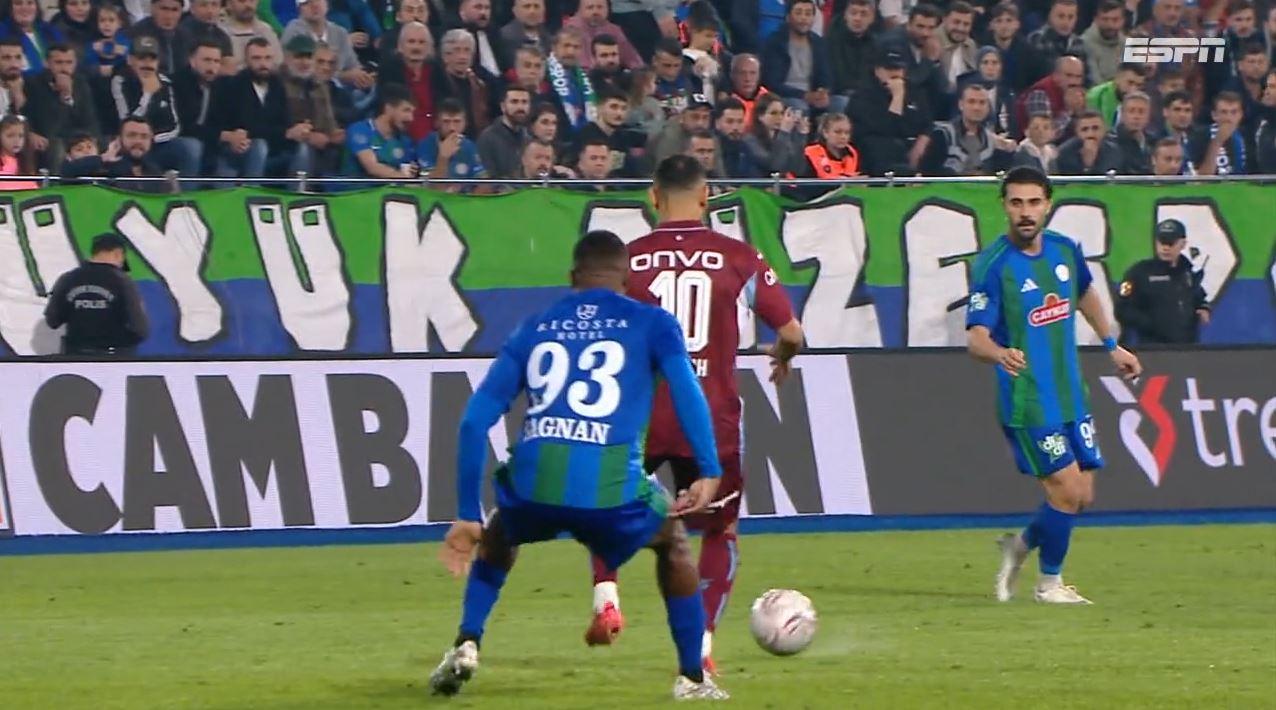 Gol do Trabzonspor! Salah participa da jogada e passa para Muçi, que dá assistência para Kabasakal diminuir o placar contra o Rizespor