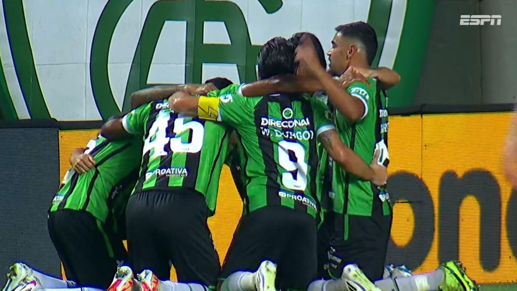 Golaço do América-MG! Segovinha recebe na área e manda no ângulo; VEJA