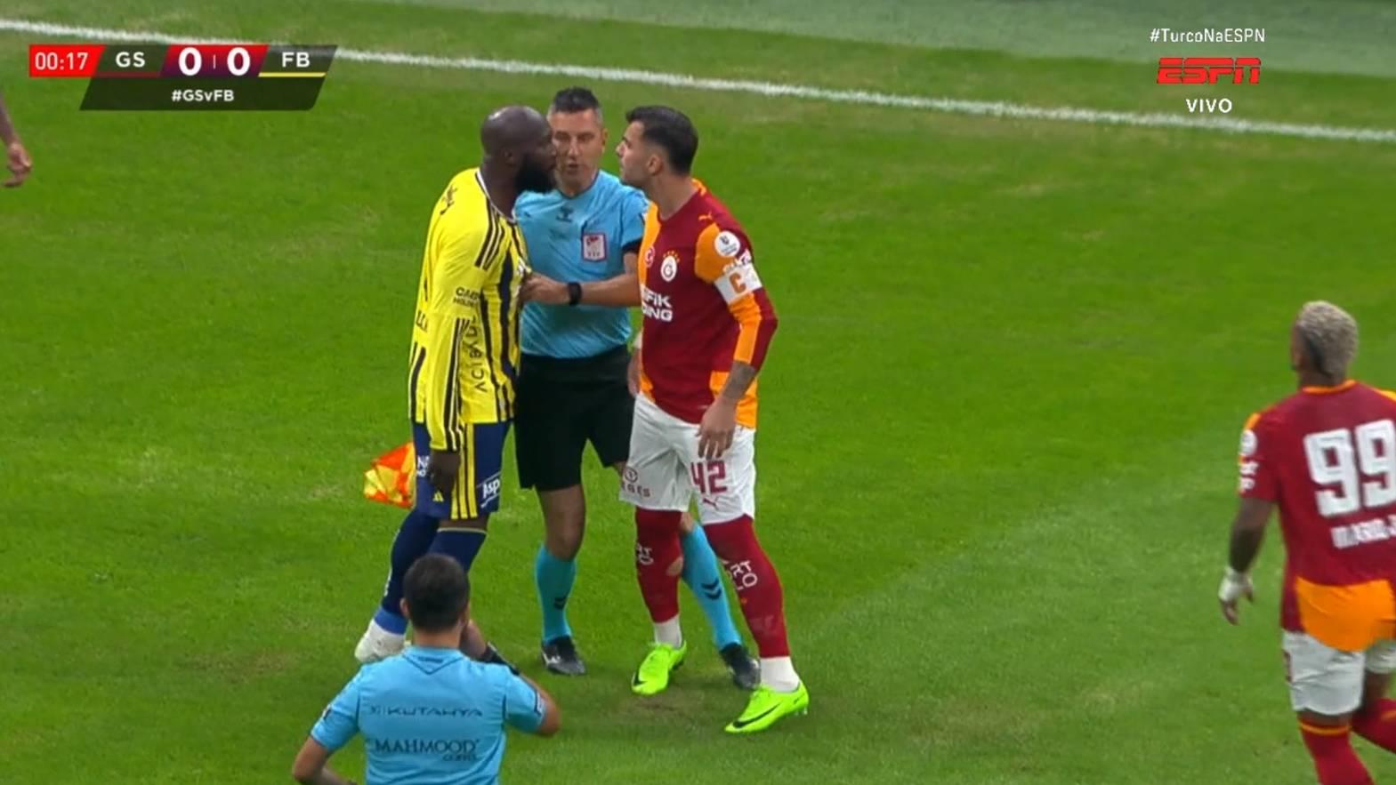 Confusão no 1º lance de Galatasaray x Fenerbahçe! Lukaku e outros jogadores se estranham com menos de 20 segundos