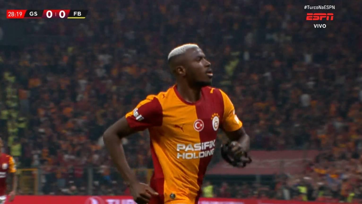 Golaço do Galatasaray! Osimhen estufa a rede de Ederson e abre o placar no clássico contra o Fenerbahçe