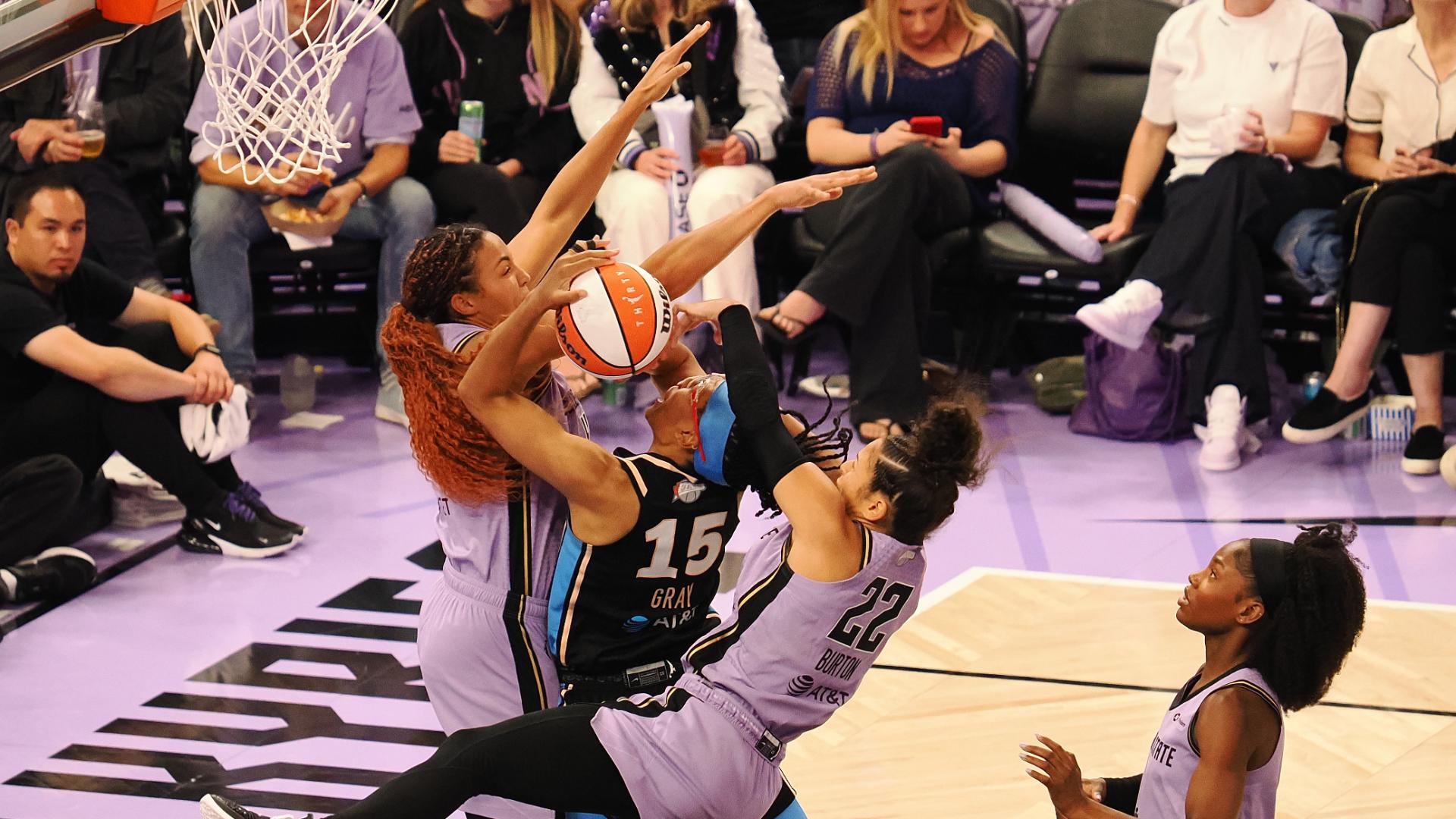 ¡Clase de bloqueo! Kiah Stokes le cierra la puerta a Naz Hillmon