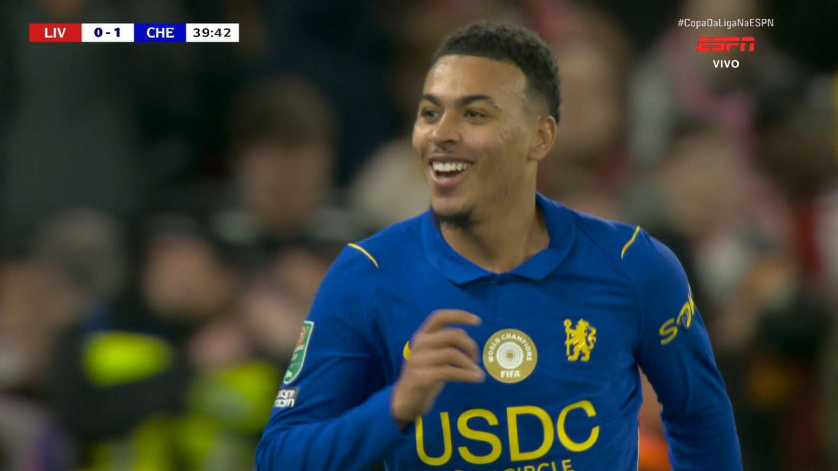 Gol do Chelsea! Rogers converte pênalti e abre o placar contra o Liverpool na Copa da Liga Inglesa; VEJA