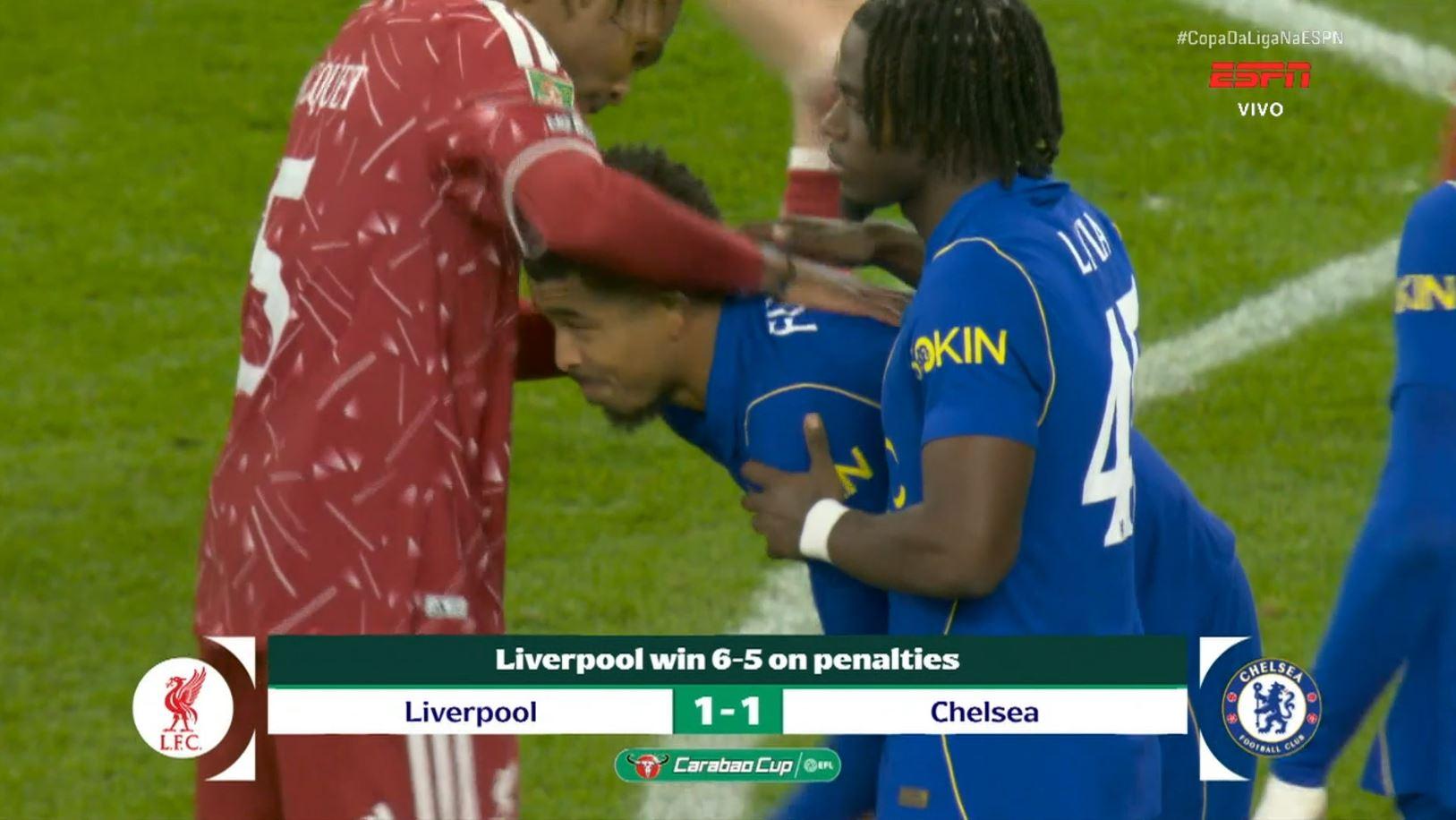 ISOLOU! Fofana desperdiça cobrança, e Liverpool elimina Chelsea nos pênaltis na Copa da Liga Inglesa; VEJA