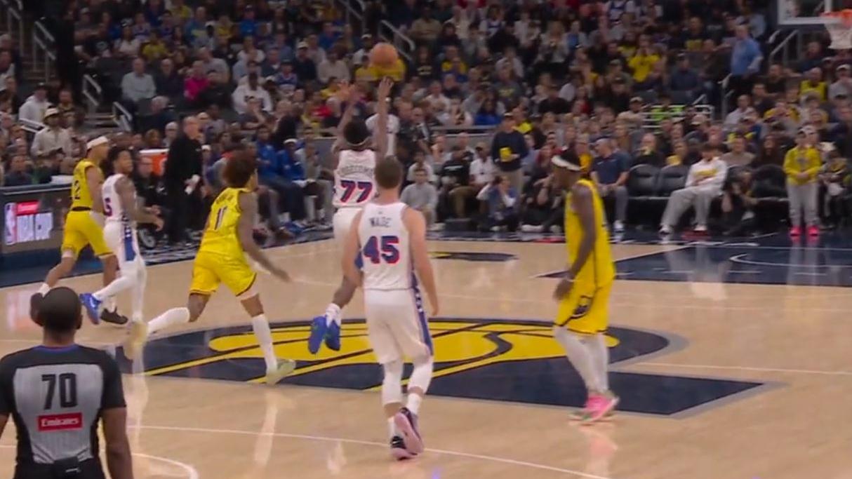 VJ Edgecombe da quadra de defesa! Ala dos 76ers consegue cesta impressionante no estouro do cronômetro