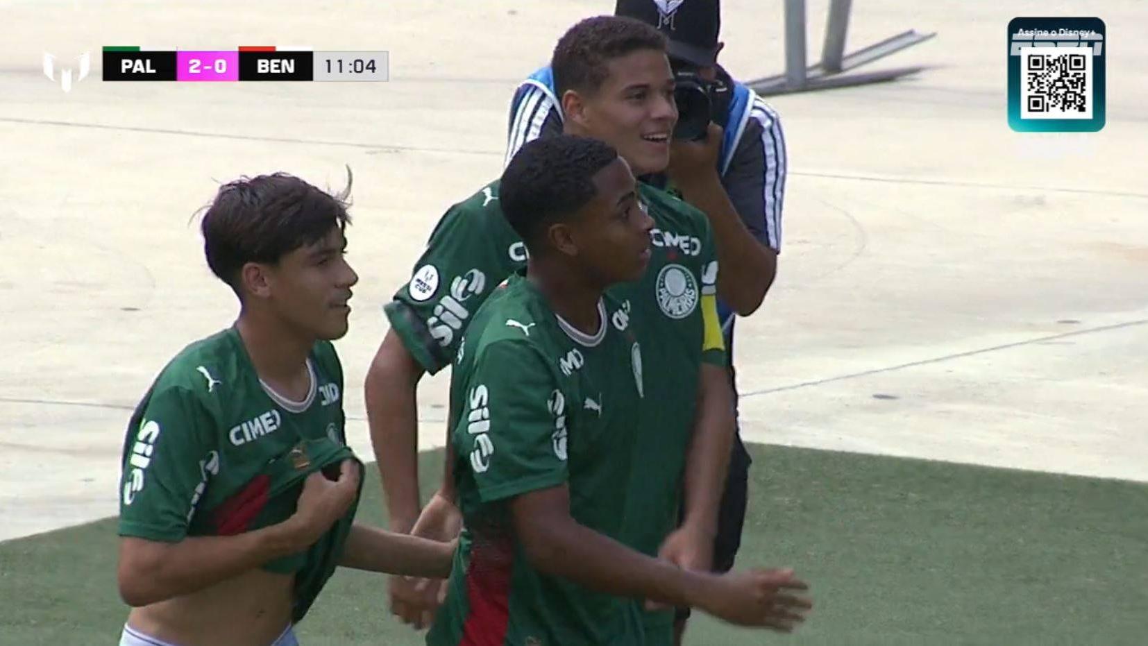 GOLAÇO do Palmeiras! Gabriel Bueno aproveita vacilo de goleiro do Benfica e amplia do meio do campo na Messi Cup