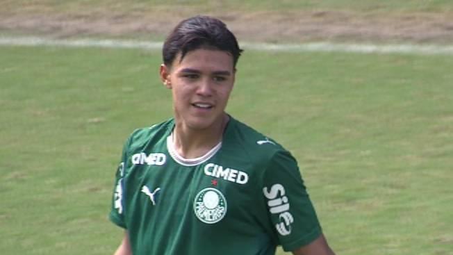 Gol do Palmeiras na Messi Cup! Gustavo Galan começa jogada com caneta na defesa e finaliza linda jogada contra o Benfica