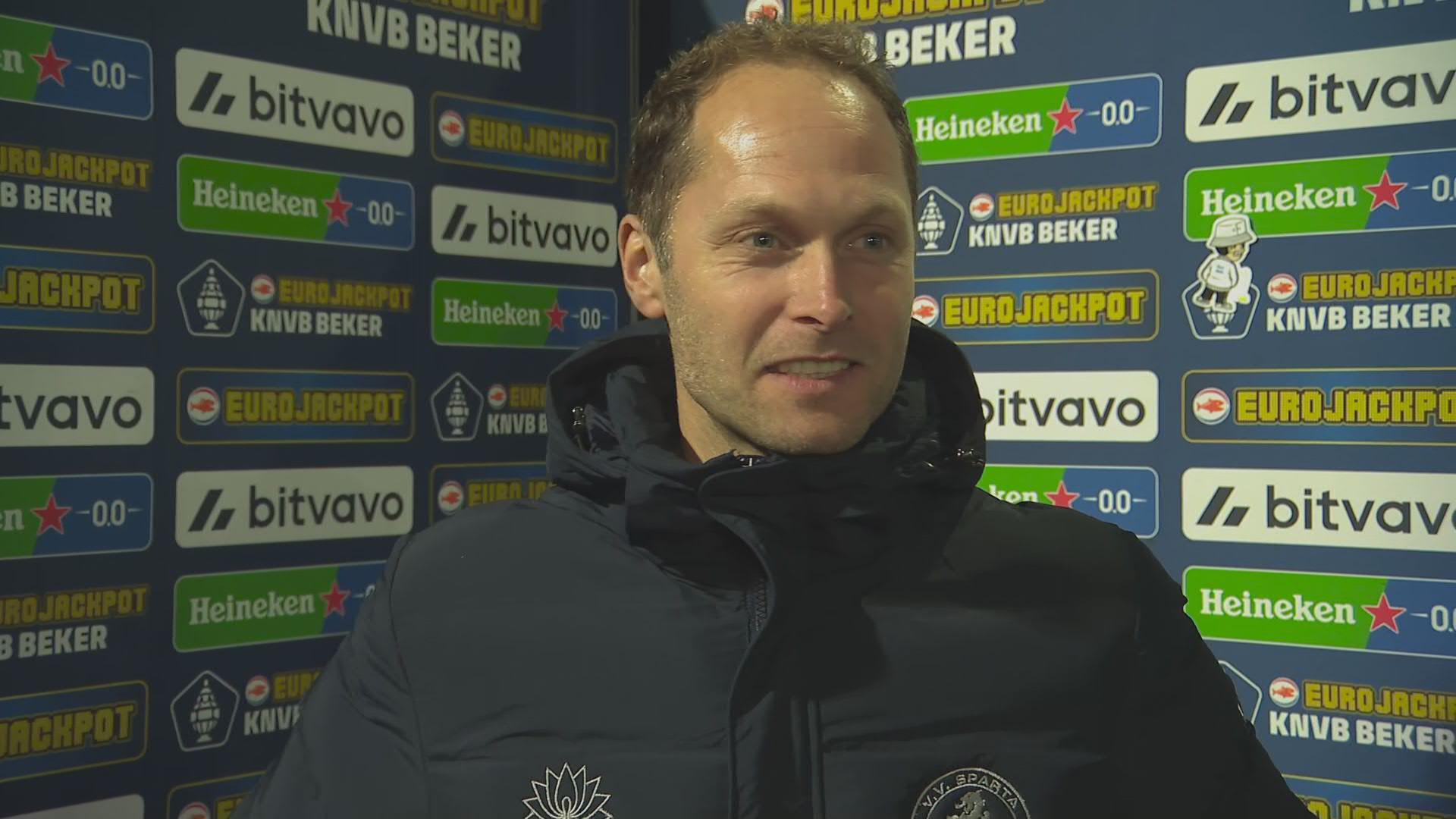 Onbegrip bij Hendriks over beslissing: "Daar is niks aan de hand, geen penalty"