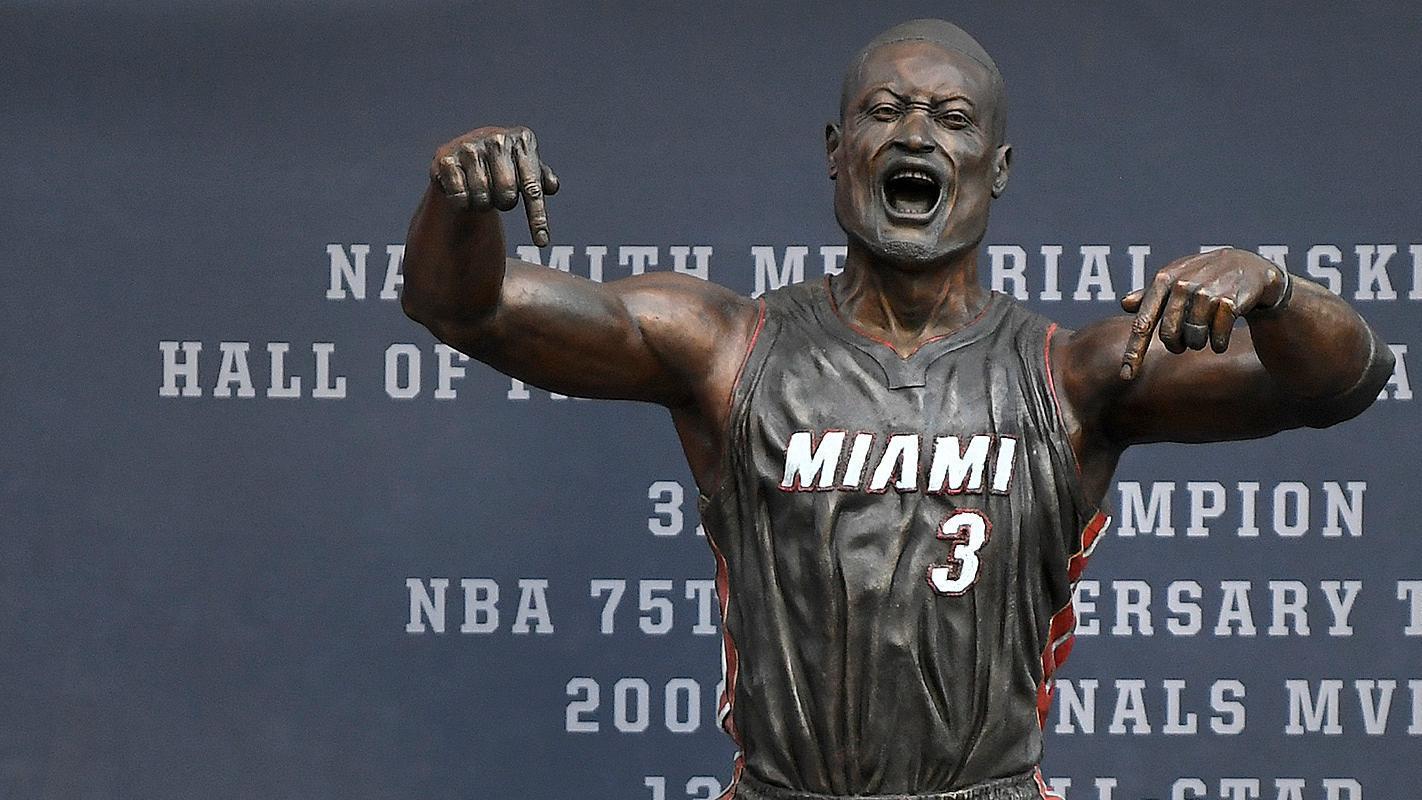 Flashback: Heat devela estatua de Dwyane Wade a las afueras del estadio