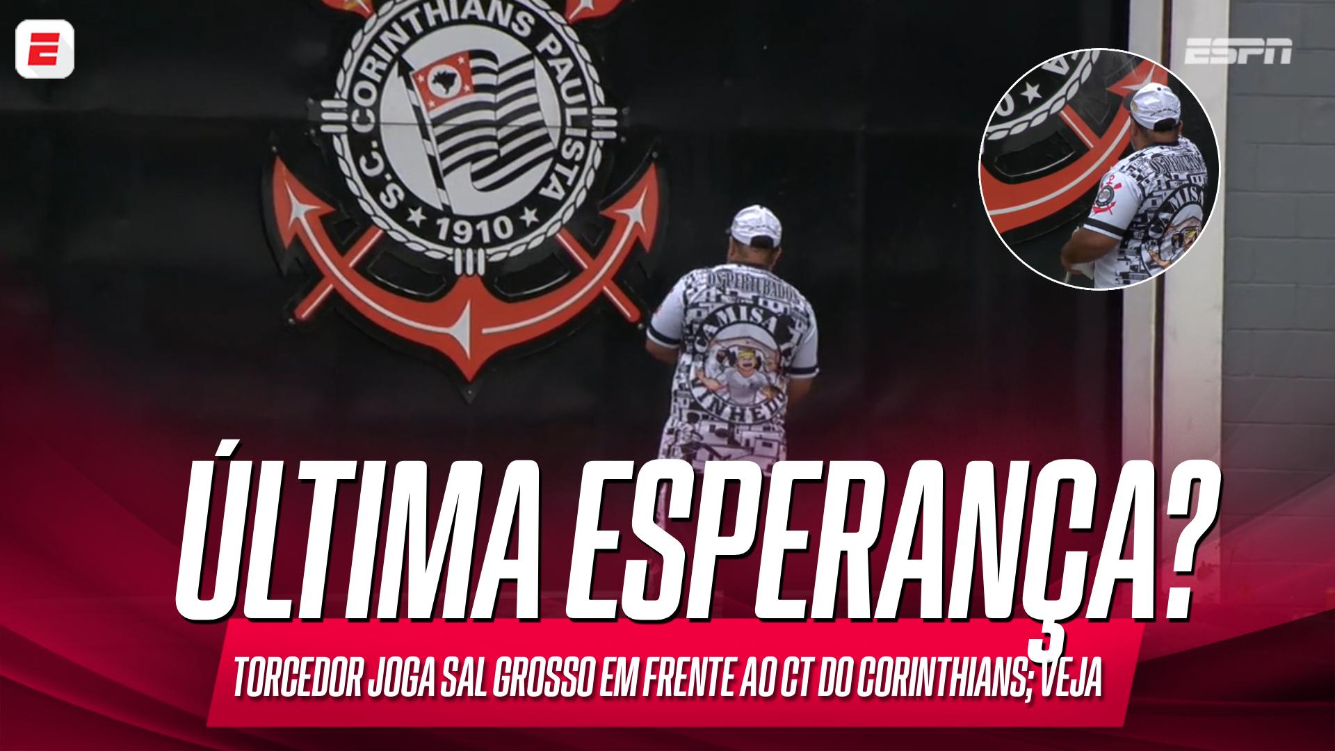 Torcedor do Corinthians joga sal grosso e faz oração na porta do CT do clube
