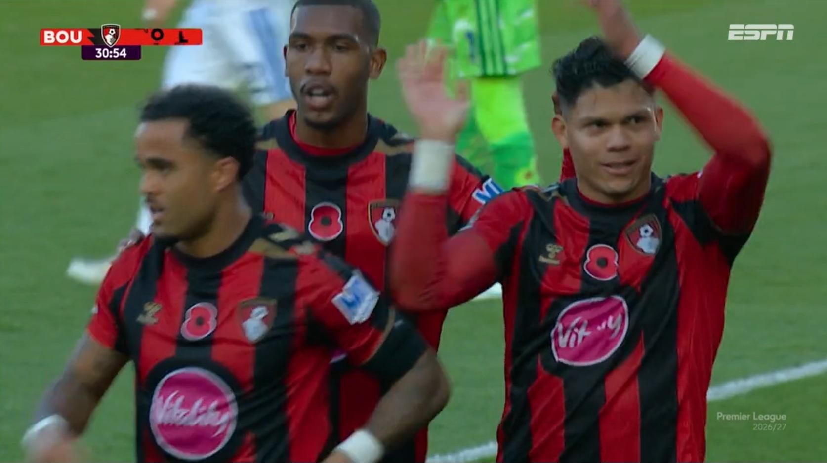 GOL BRASILEIRO DO BOURNEMOUTH! Evanílson aproveita erro na saída de bola do Leeds United e marca para abrir o placar; VEJA
