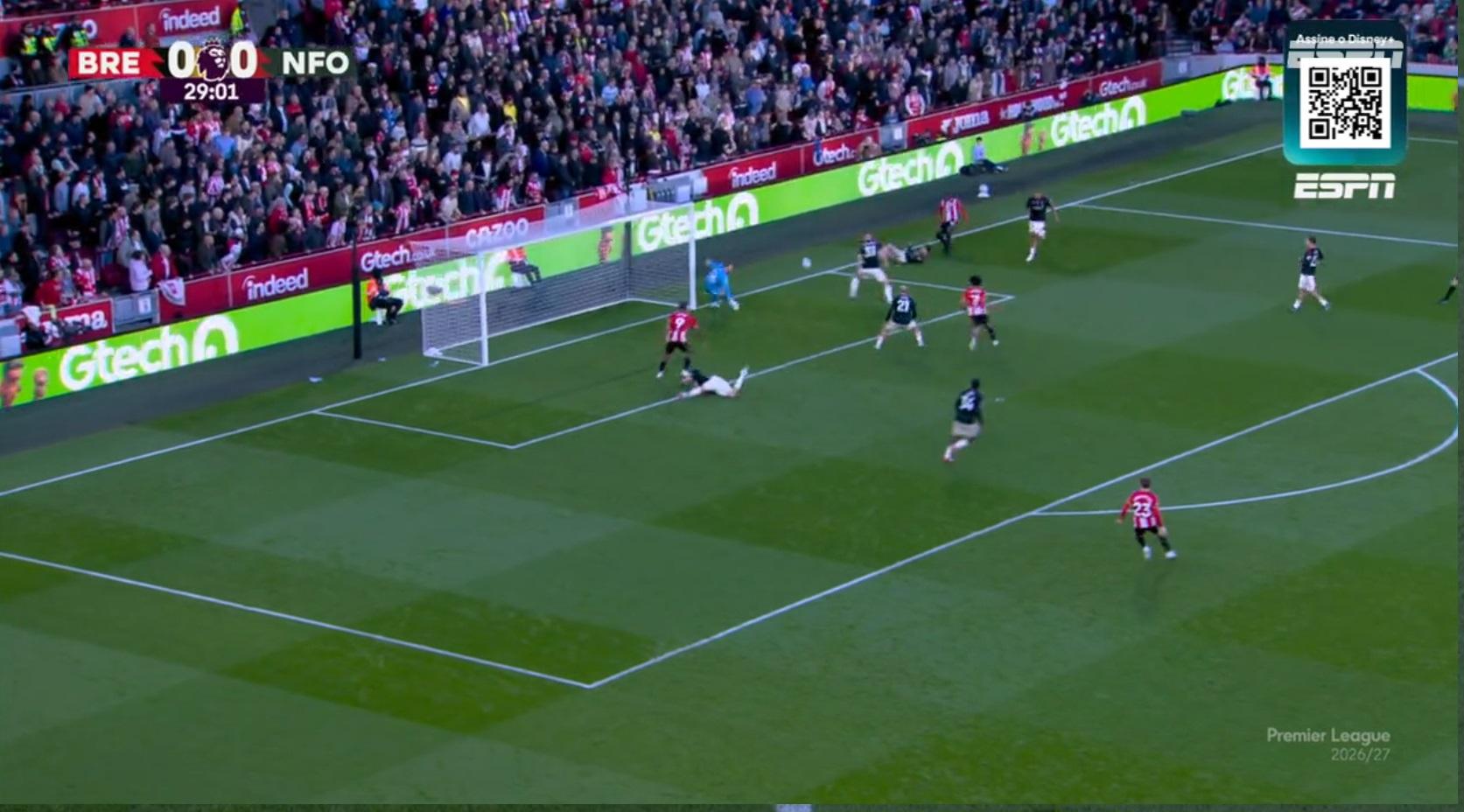 Gol do Brentford! Murillo leva drible desconcertante e Milenkovic manda contra o próprio gol para abrir o placar; VEJA