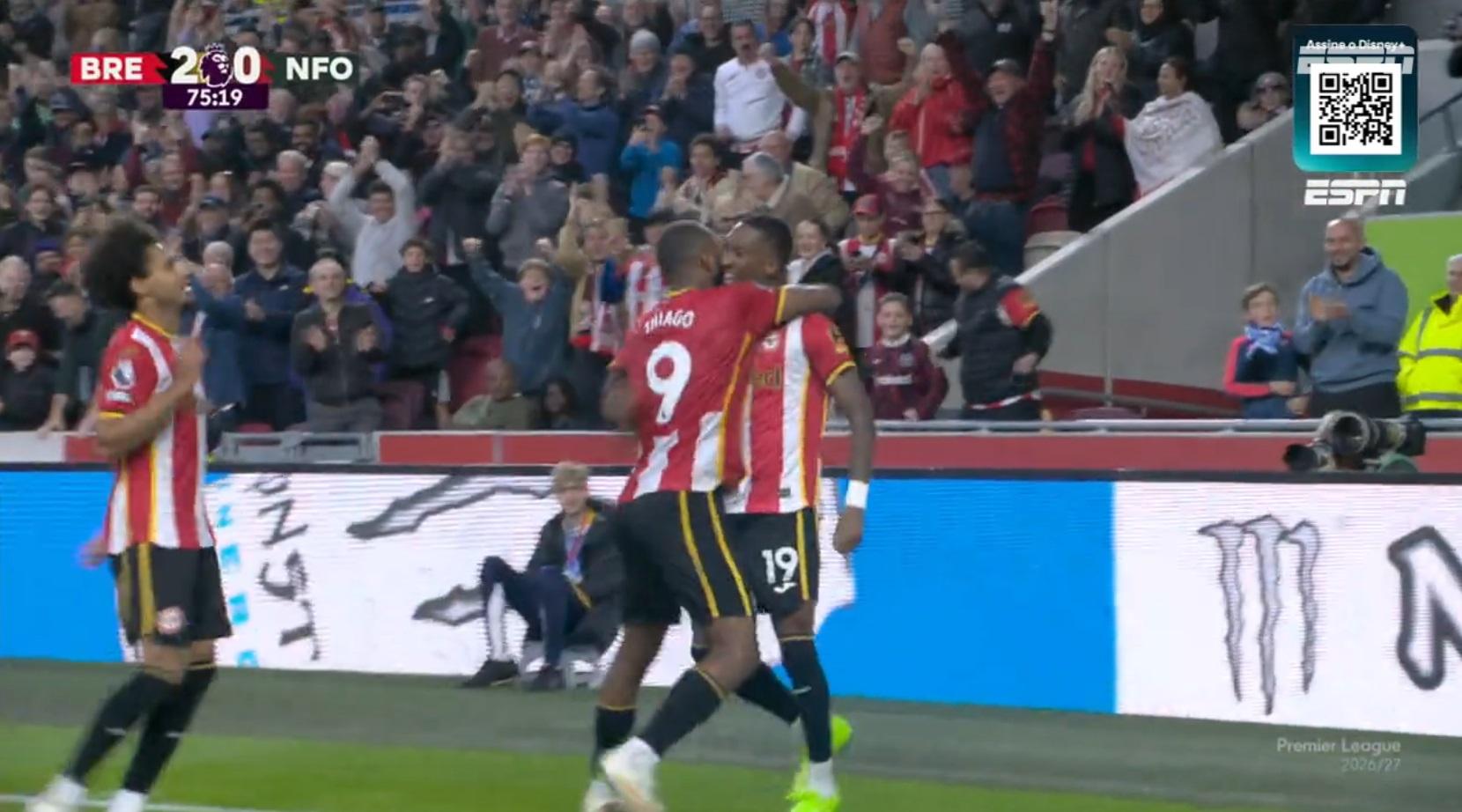 Gol brasileiro do Brentford! Igor Thiago recebe cruzamento rasteiro e marca para amplicar a vitória contra o Nottingham Forest
