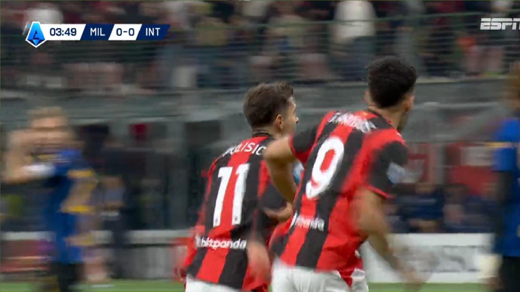 Gol do Milan! Pulisic recebe bom cruzamento e cabeceia firme para abrir o placar do clássico; VEJA