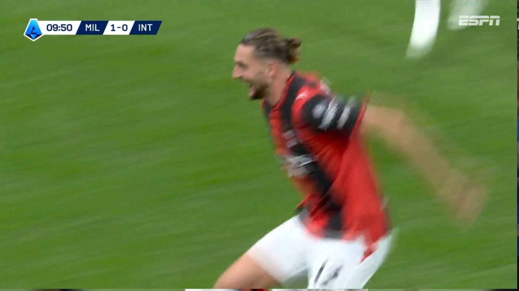 Mais um gol do Milan! Após jogada ensaiada na batida do escanteio, Rabiot bate cruzado e marca contra a Inter de Milão; VEJA